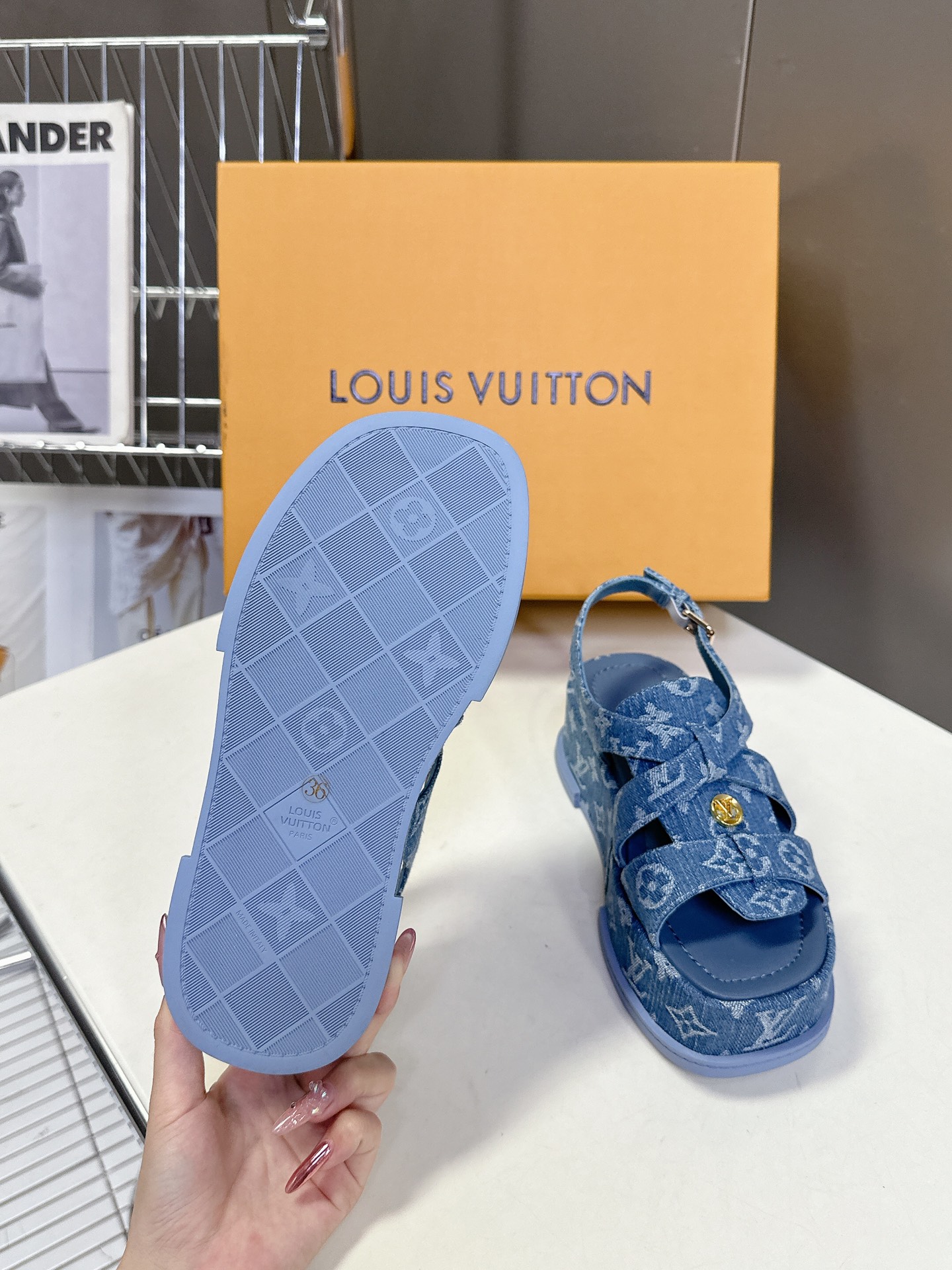  Louis Vuitton 路易威登 MAYA FLATFORM 凉鞋‼️
    本款 Maya F