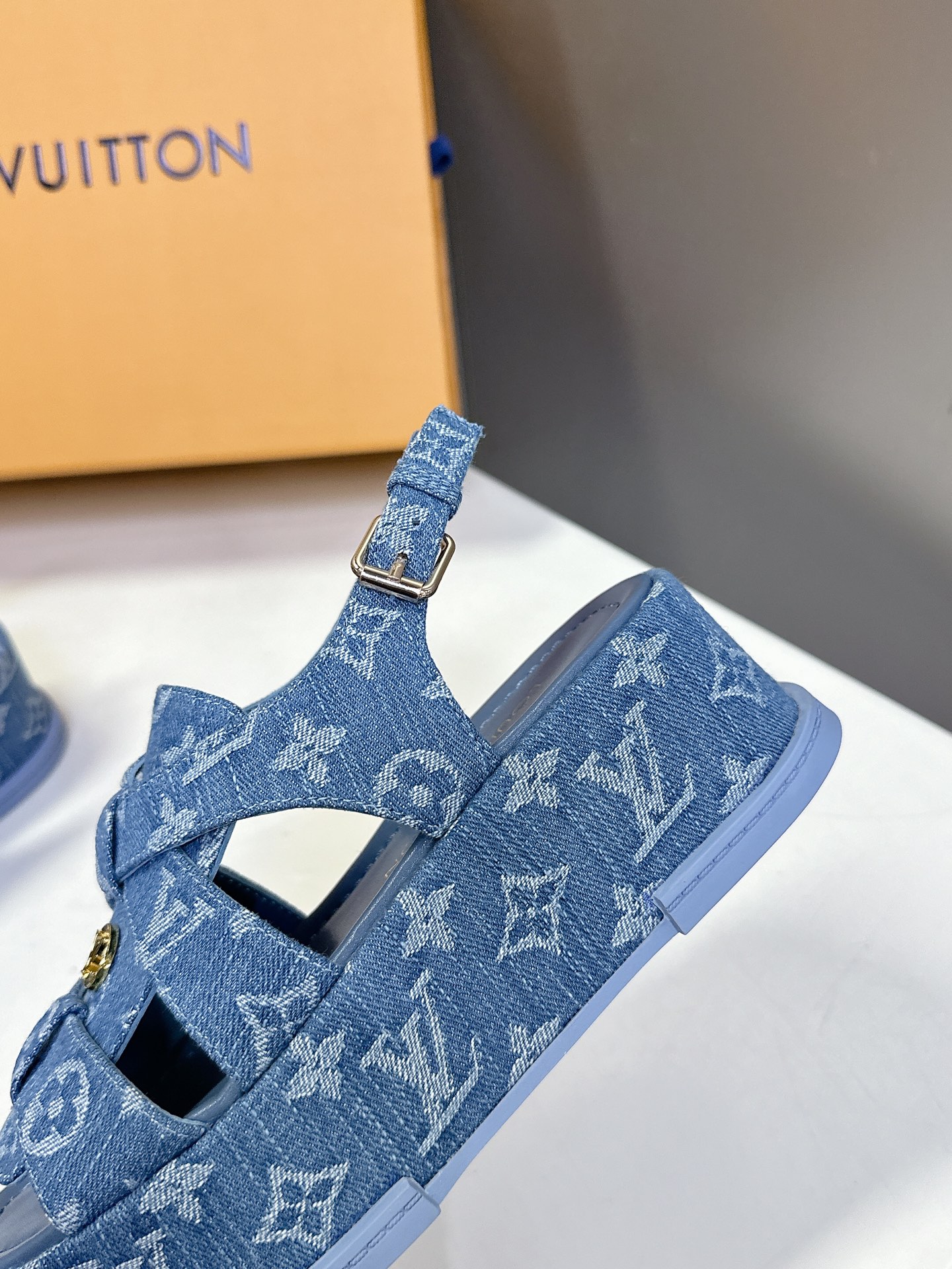  Louis Vuitton 路易威登 MAYA FLATFORM 凉鞋‼️
    本款 Maya F