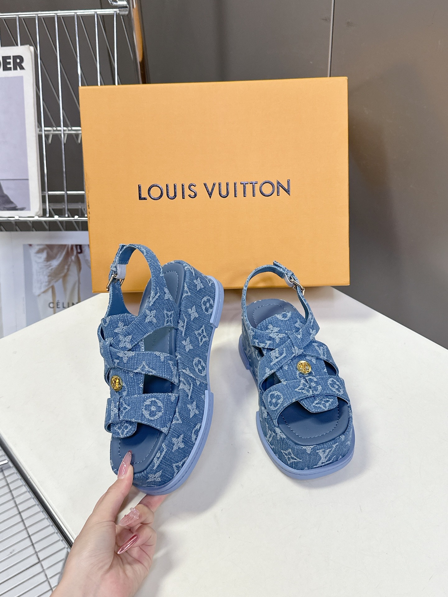  Louis Vuitton 路易威登 MAYA FLATFORM 凉鞋‼️
    本款 Maya F