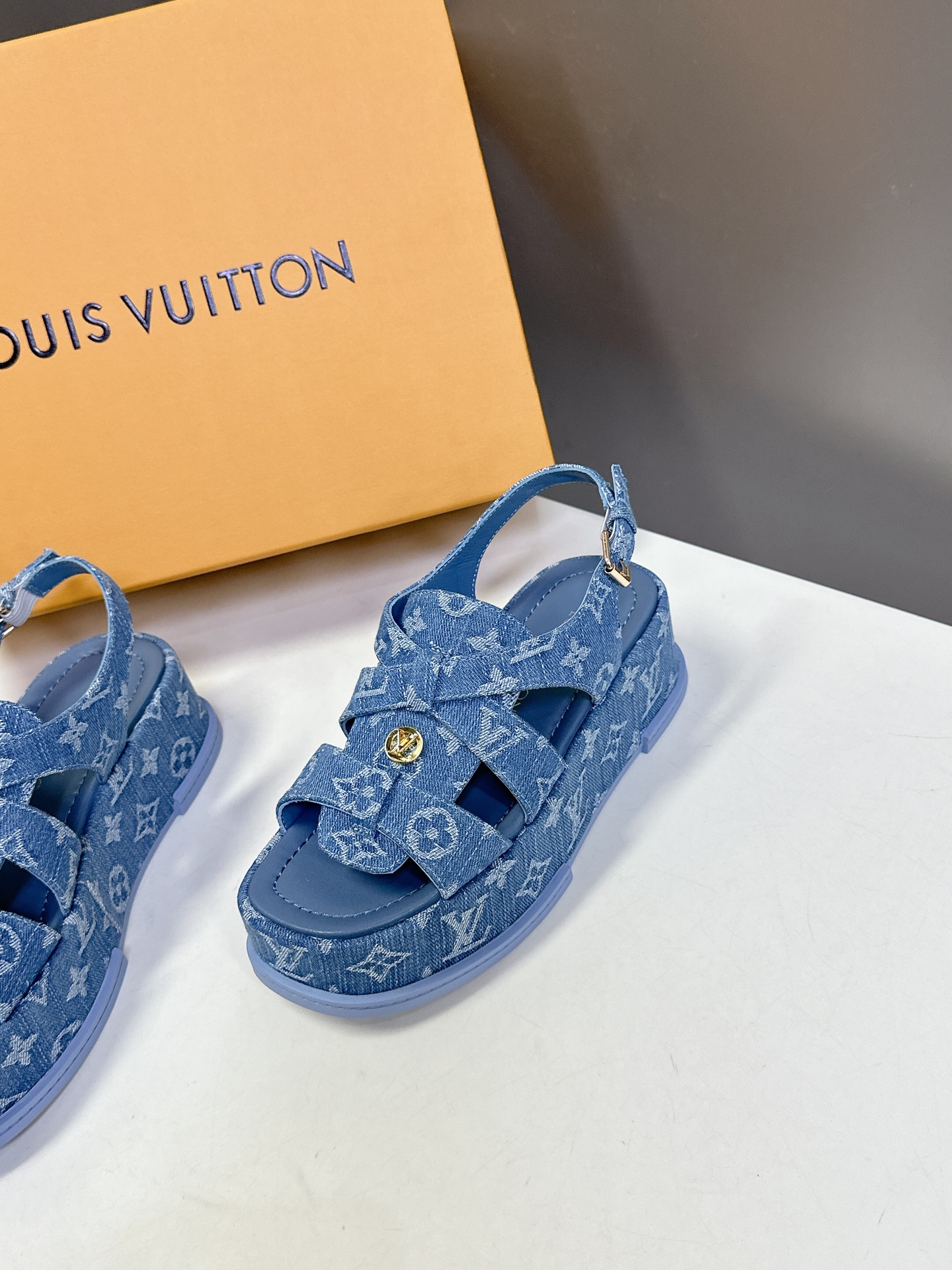  Louis Vuitton 路易威登 MAYA FLATFORM 凉鞋‼️
    本款 Maya F