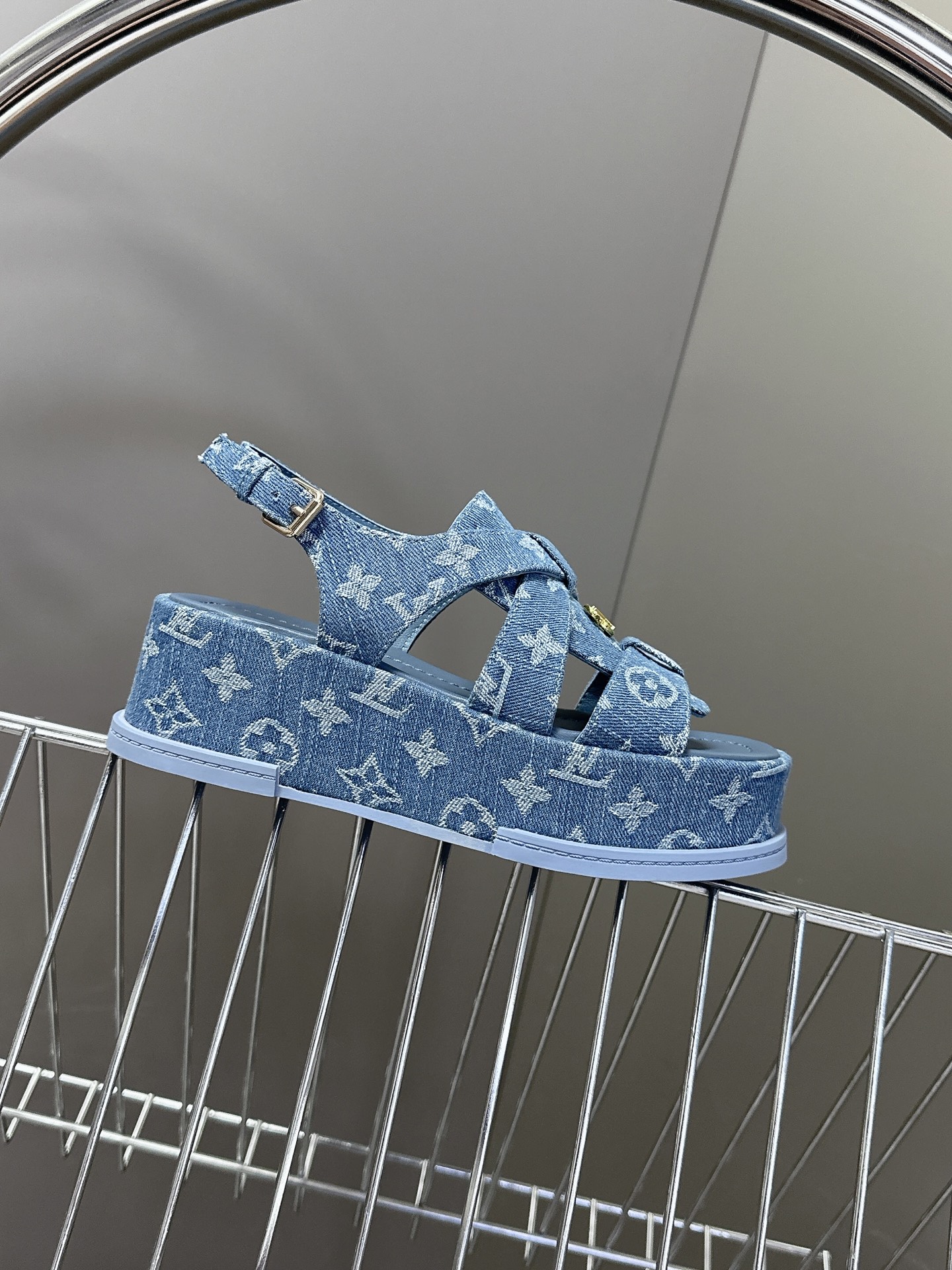  Louis Vuitton 路易威登 MAYA FLATFORM 凉鞋‼️
    本款 Maya F