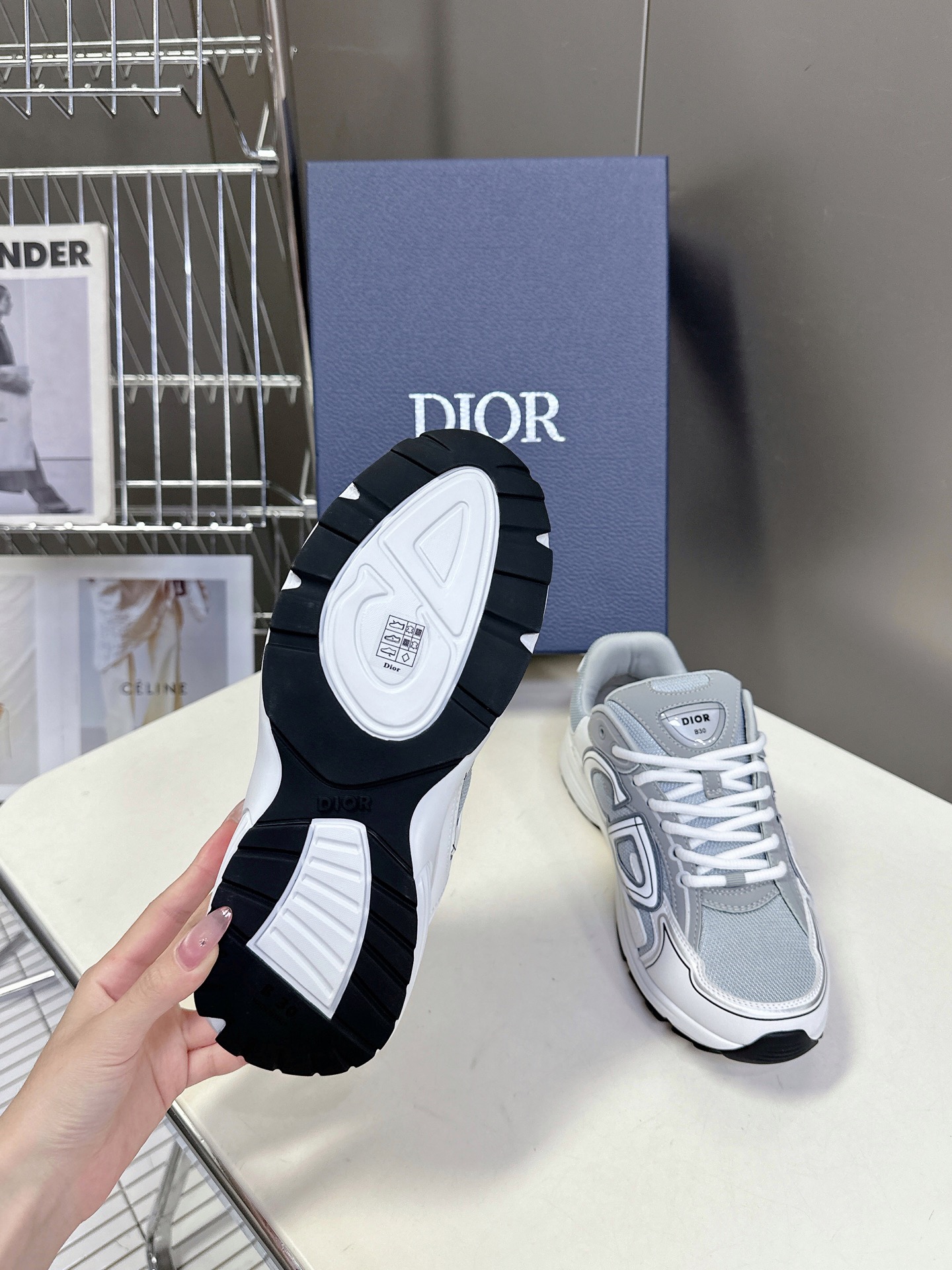  迪奥Dior经典B30系列情侣款运动鞋
      非常炸街的一款复古运动鞋，超多博主代购推荐 小红书