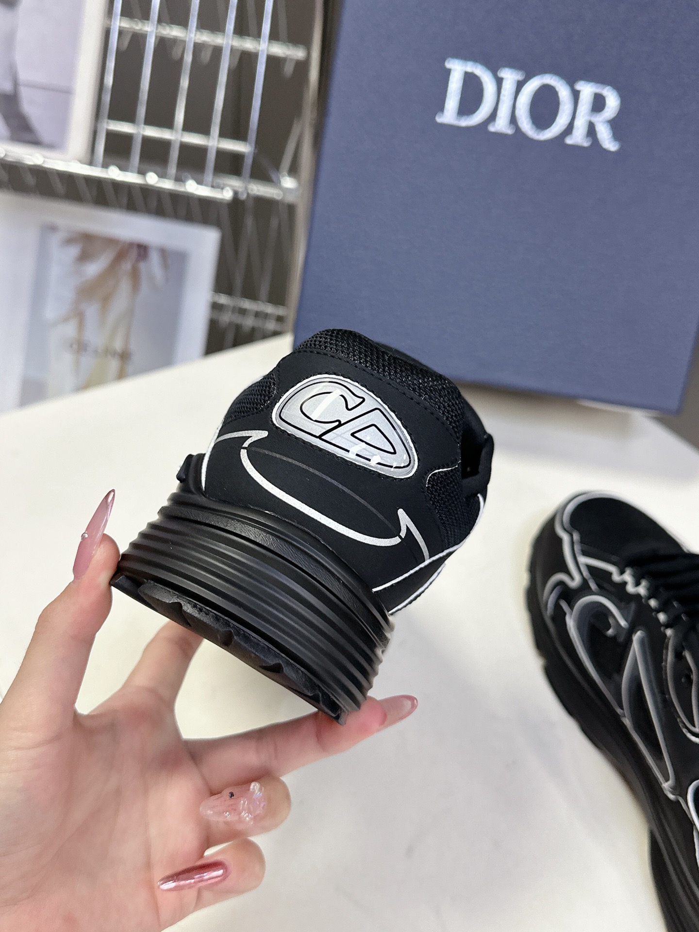  迪奥Dior经典B30系列情侣款运动鞋
      非常炸街的一款复古运动鞋，超多博主代购推荐 小红书