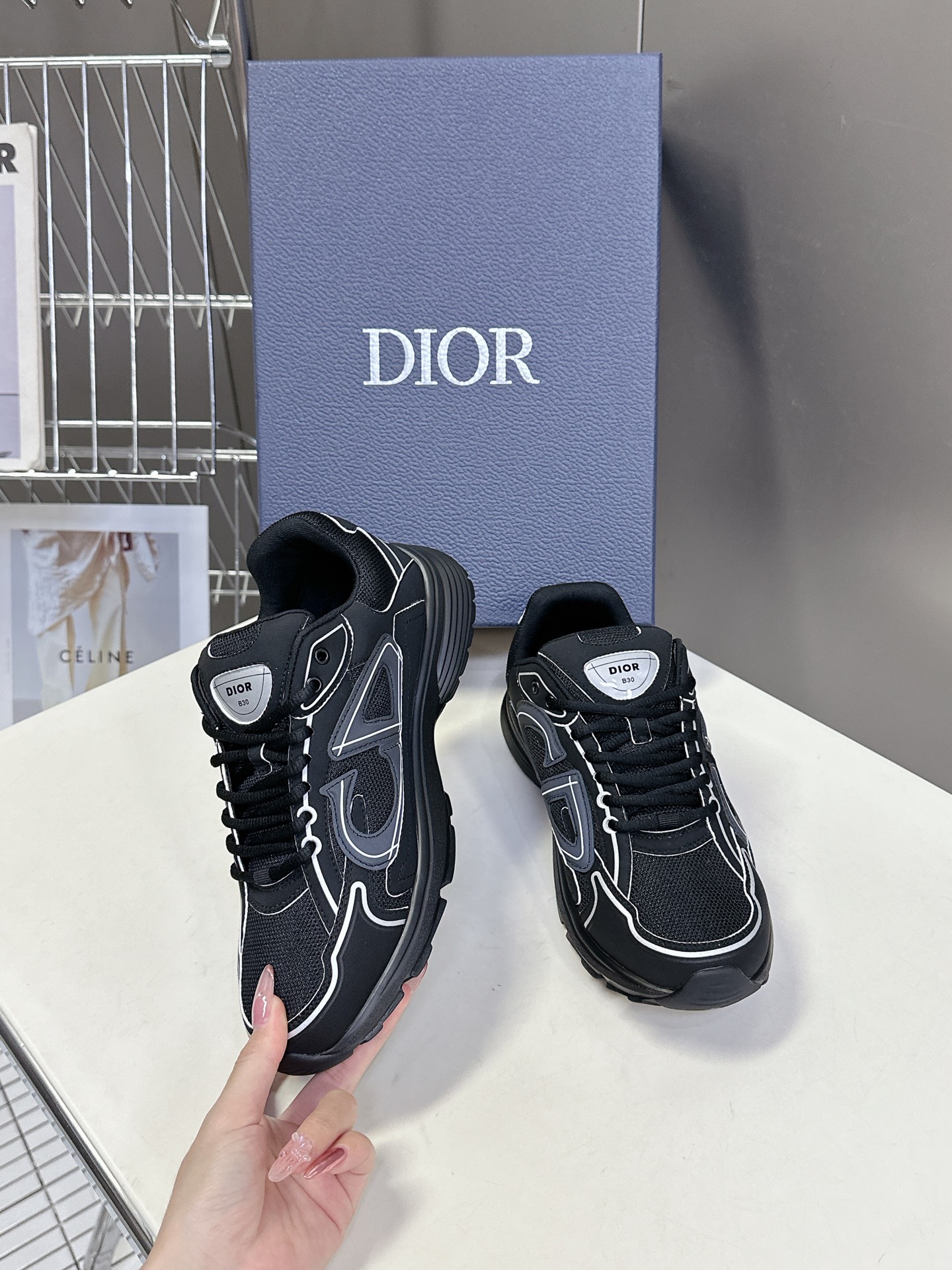  迪奥Dior经典B30系列情侣款运动鞋
      非常炸街的一款复古运动鞋，超多博主代购推荐 小红书