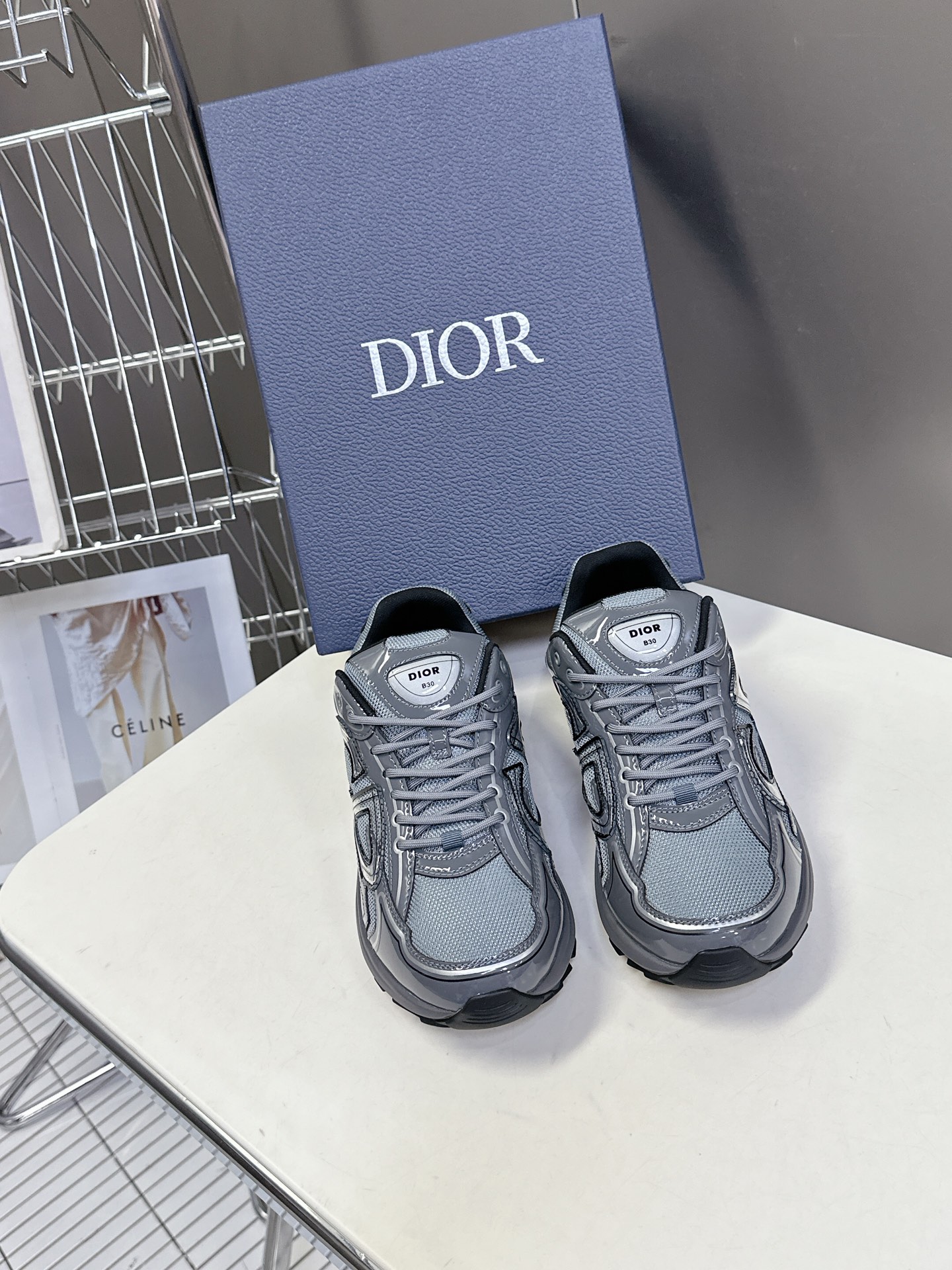  迪奥Dior经典B30系列情侣款运动鞋
      非常炸街的一款复古运动鞋，超多博主代购推荐 小红书