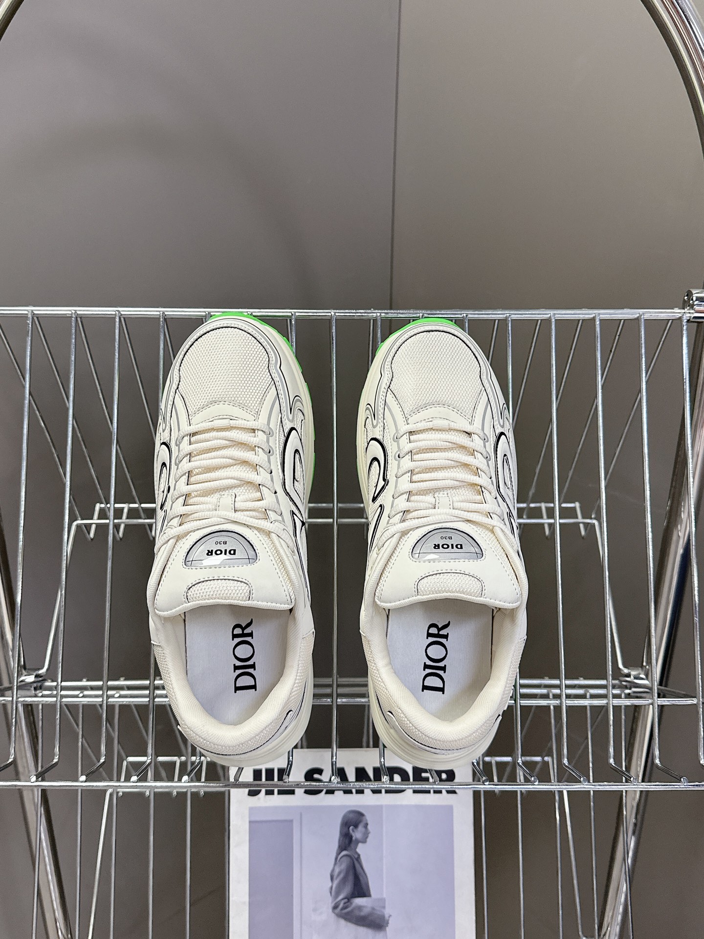  迪奥Dior经典B30系列情侣款运动鞋
      非常炸街的一款复古运动鞋，超多博主代购推荐 小红书