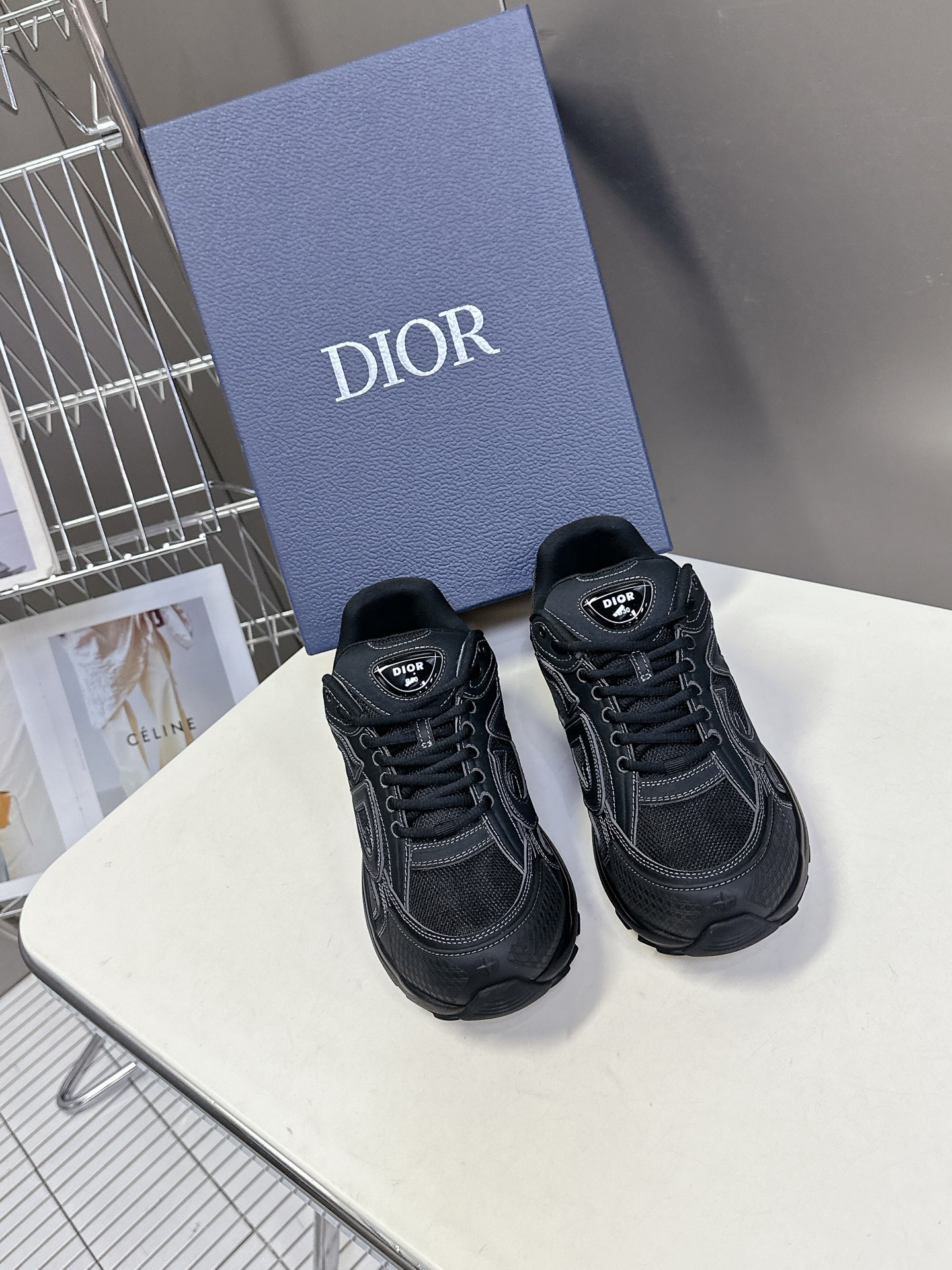  迪奥Dior经典B30系列情侣款运动鞋
      非常炸街的一款复古运动鞋，超多博主代购推荐 小红书