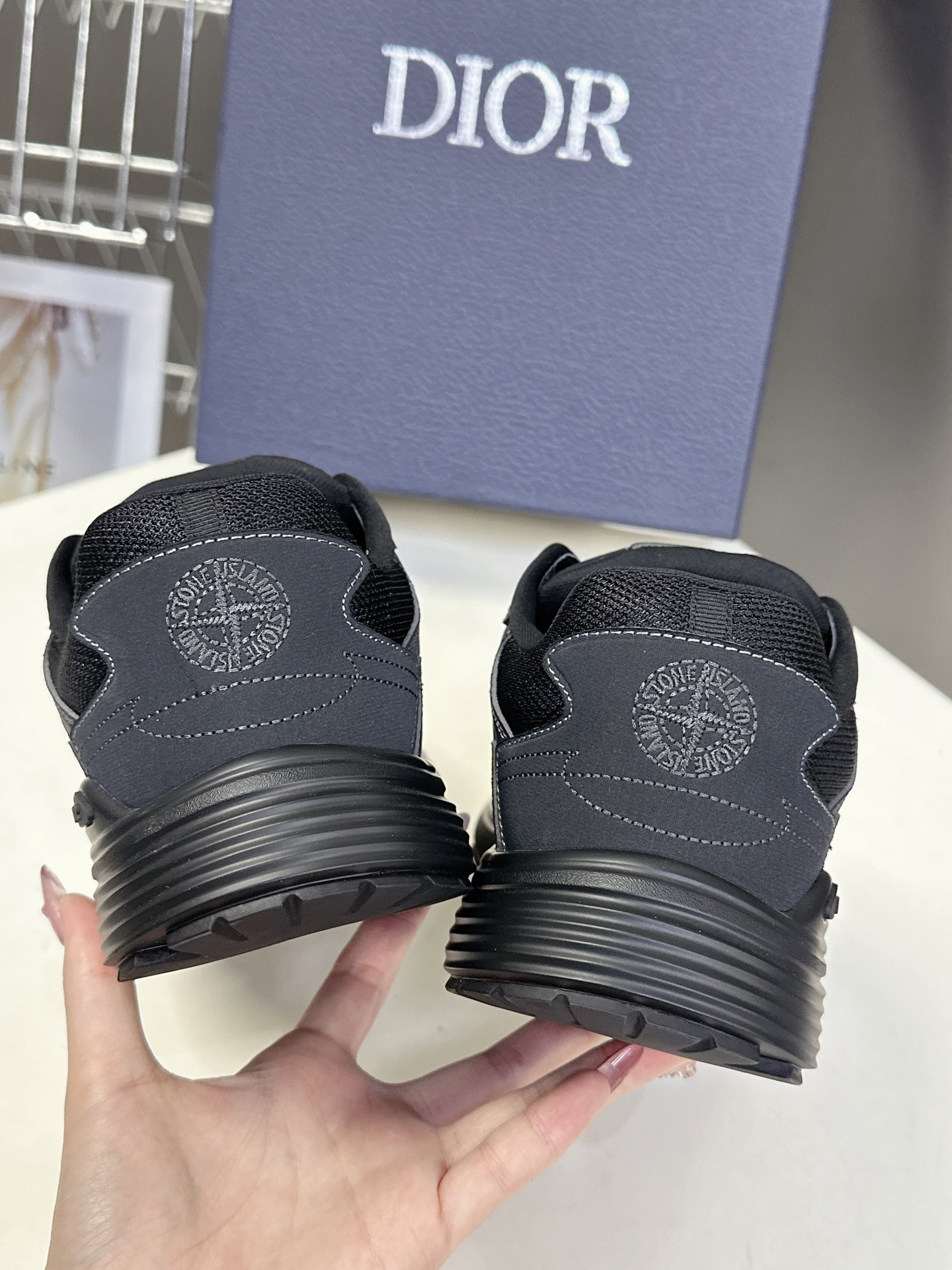  迪奥Dior经典B30系列情侣款运动鞋
      非常炸街的一款复古运动鞋，超多博主代购推荐 小红书