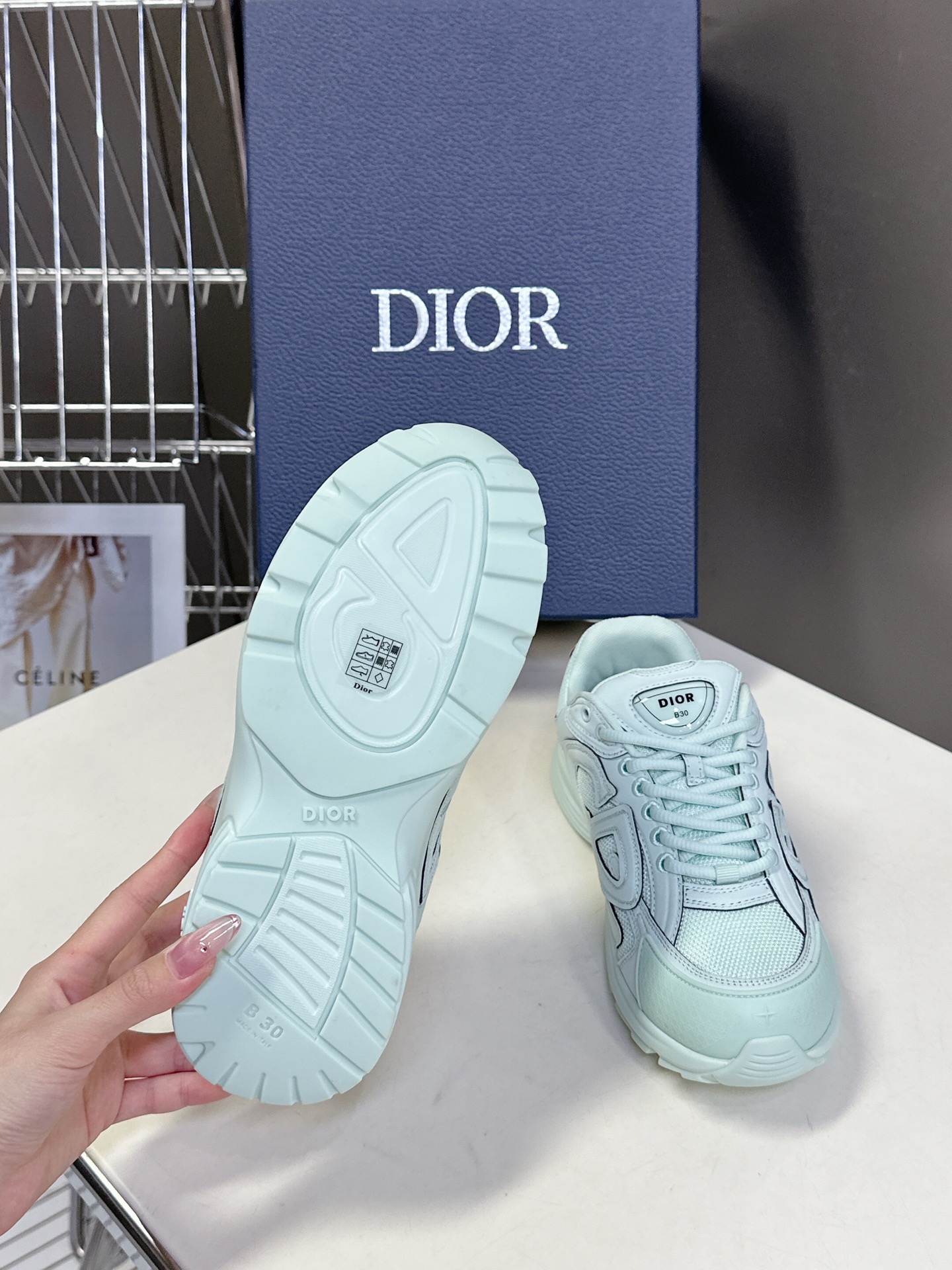  迪奥Dior经典B30系列情侣款运动鞋
      非常炸街的一款复古运动鞋，超多博主代购推荐 小红书