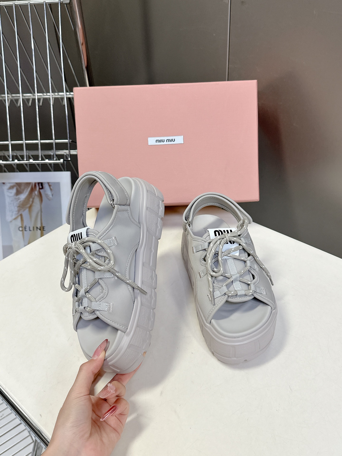  MiuMiu缪缪2025春夏厚底凉鞋
       超多网红时尚博主种草 夏季必备每年罗马系列非常🔥，