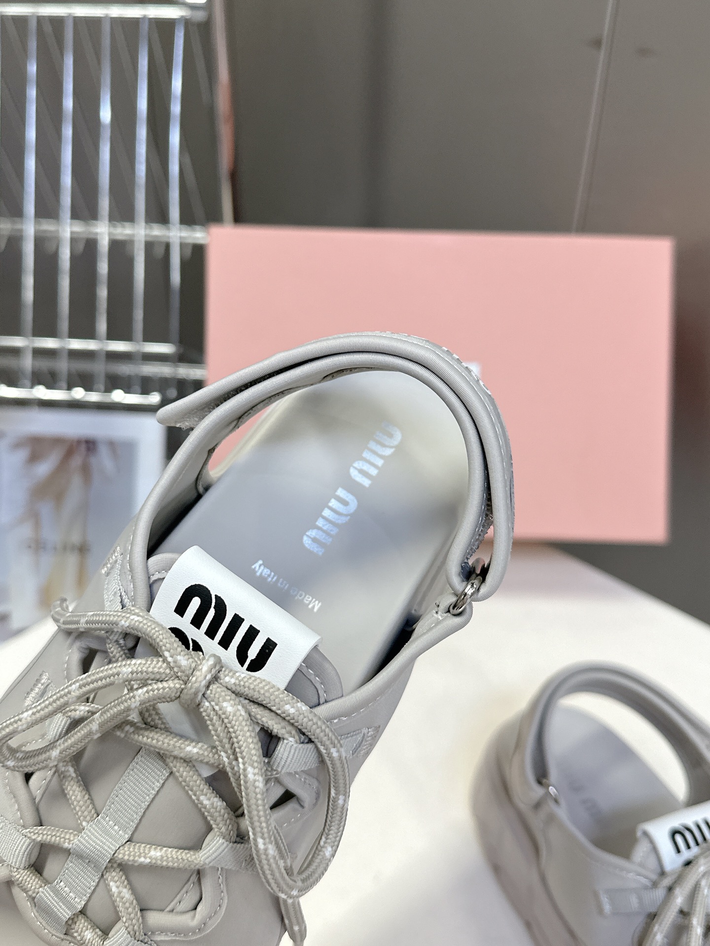  MiuMiu缪缪2025春夏厚底凉鞋
       超多网红时尚博主种草 夏季必备每年罗马系列非常🔥，