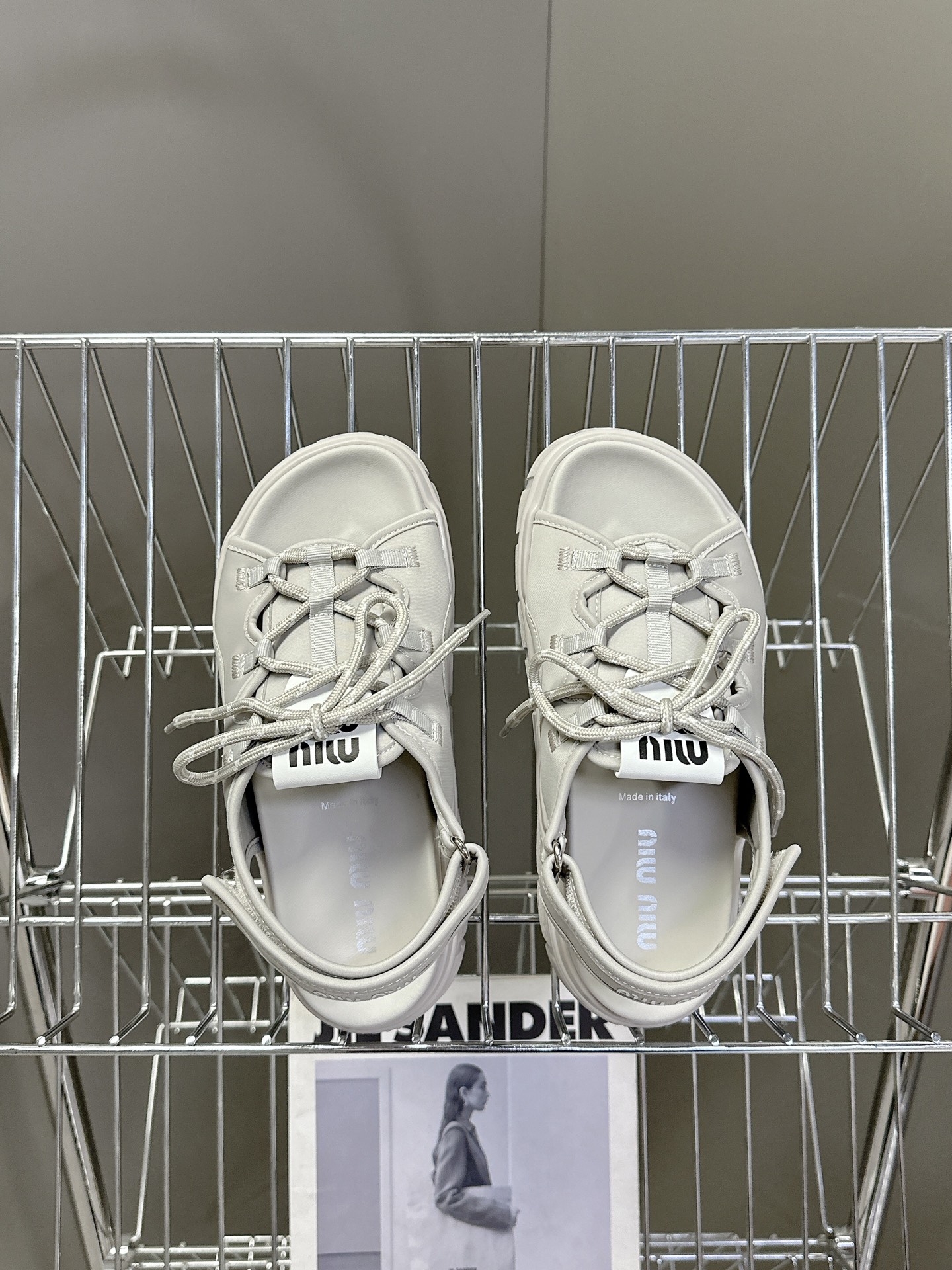  MiuMiu缪缪2025春夏厚底凉鞋
       超多网红时尚博主种草 夏季必备每年罗马系列非常🔥，