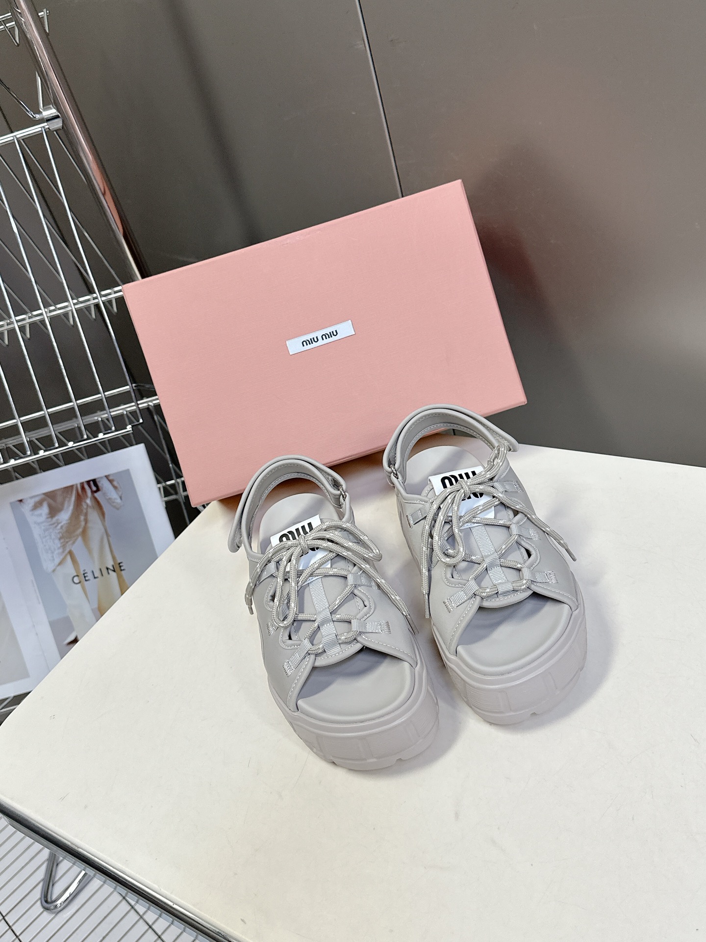  MiuMiu缪缪2025春夏厚底凉鞋
       超多网红时尚博主种草 夏季必备每年罗马系列非常🔥，