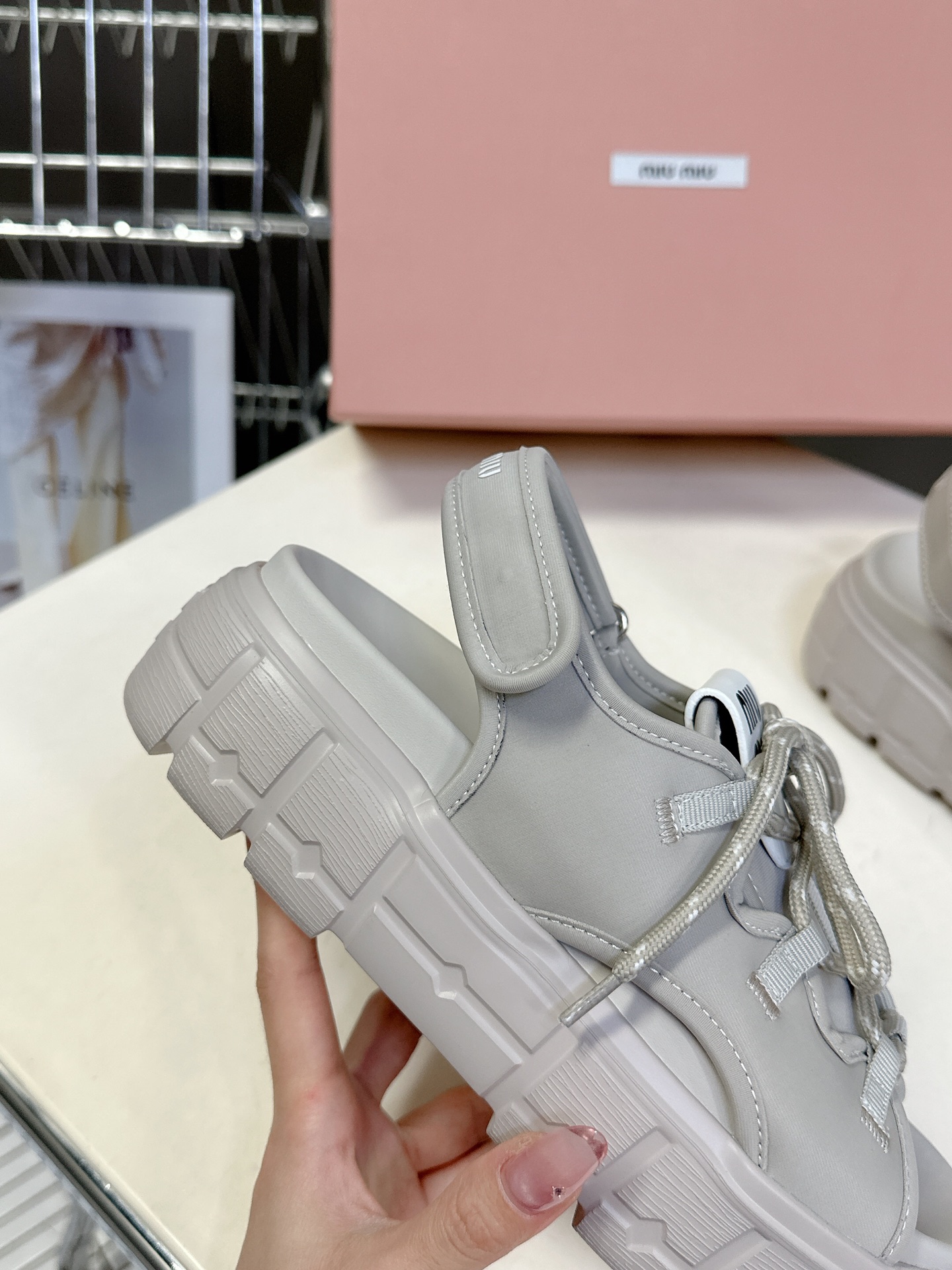  MiuMiu缪缪2025春夏厚底凉鞋
       超多网红时尚博主种草 夏季必备每年罗马系列非常🔥，