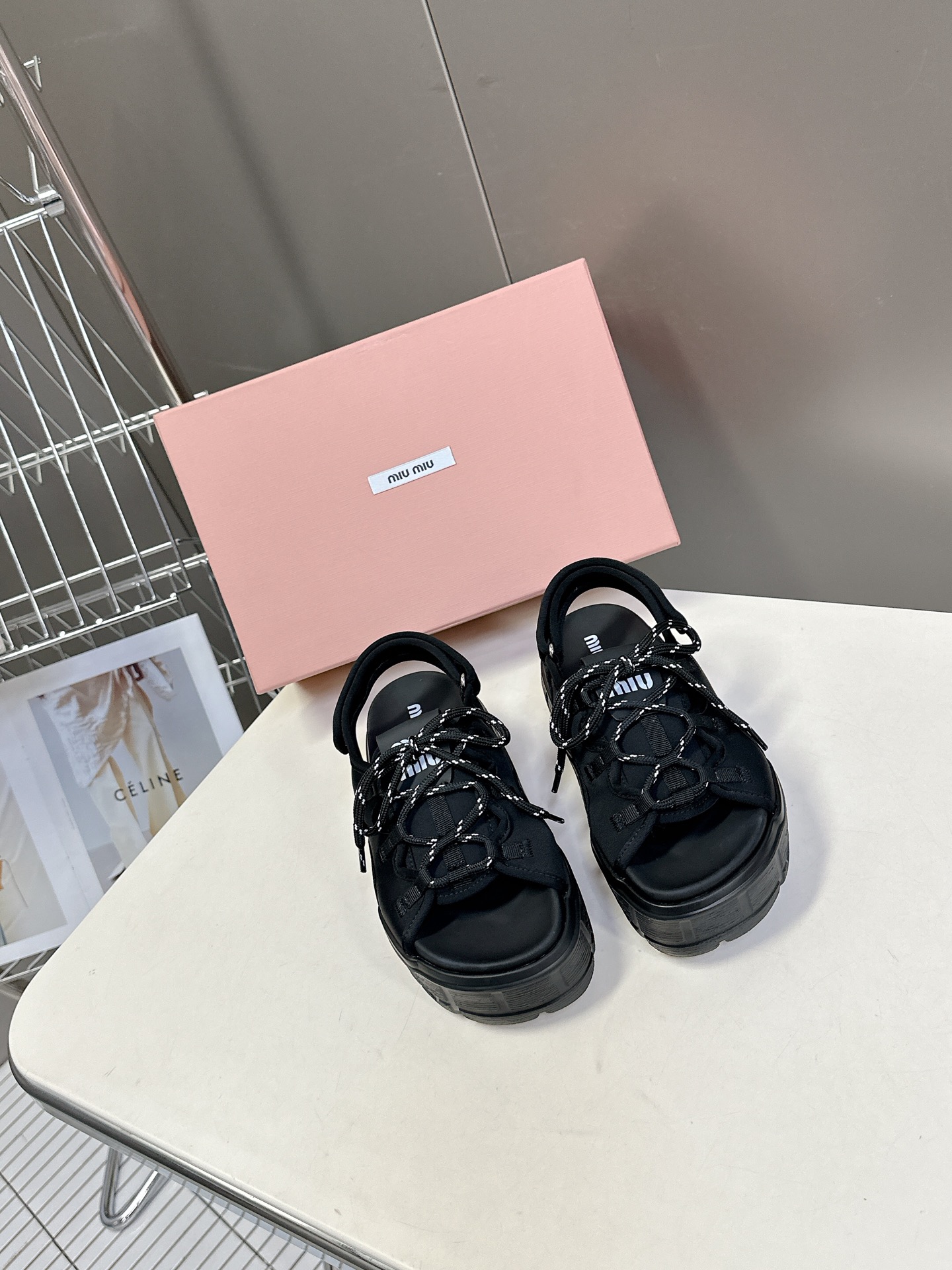  MiuMiu缪缪2025春夏厚底凉鞋
       超多网红时尚博主种草 夏季必备每年罗马系列非常🔥，