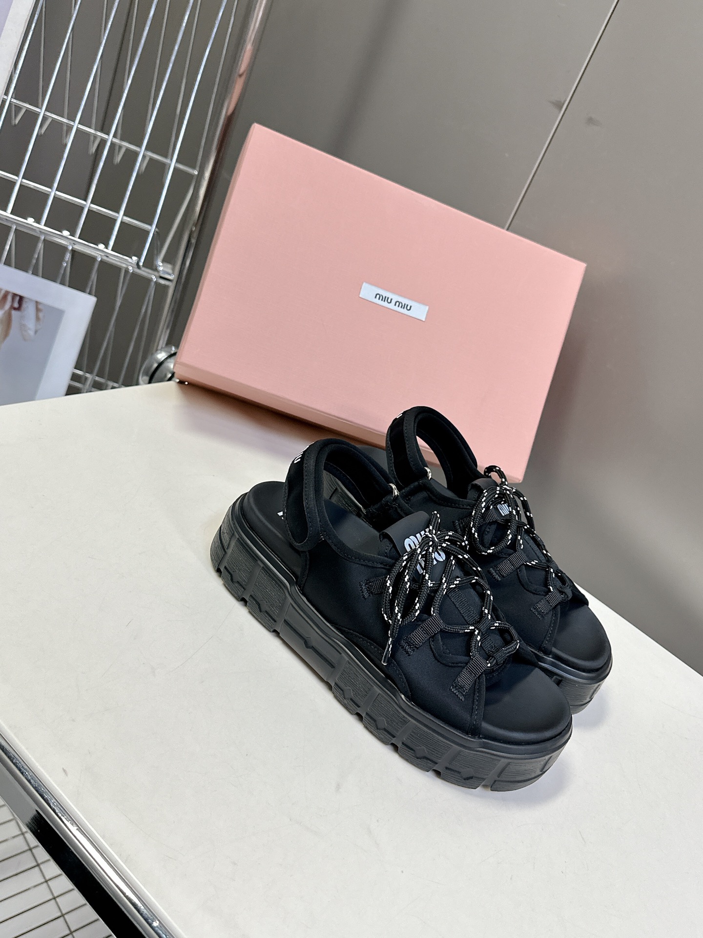  MiuMiu缪缪2025春夏厚底凉鞋
       超多网红时尚博主种草 夏季必备每年罗马系列非常🔥，