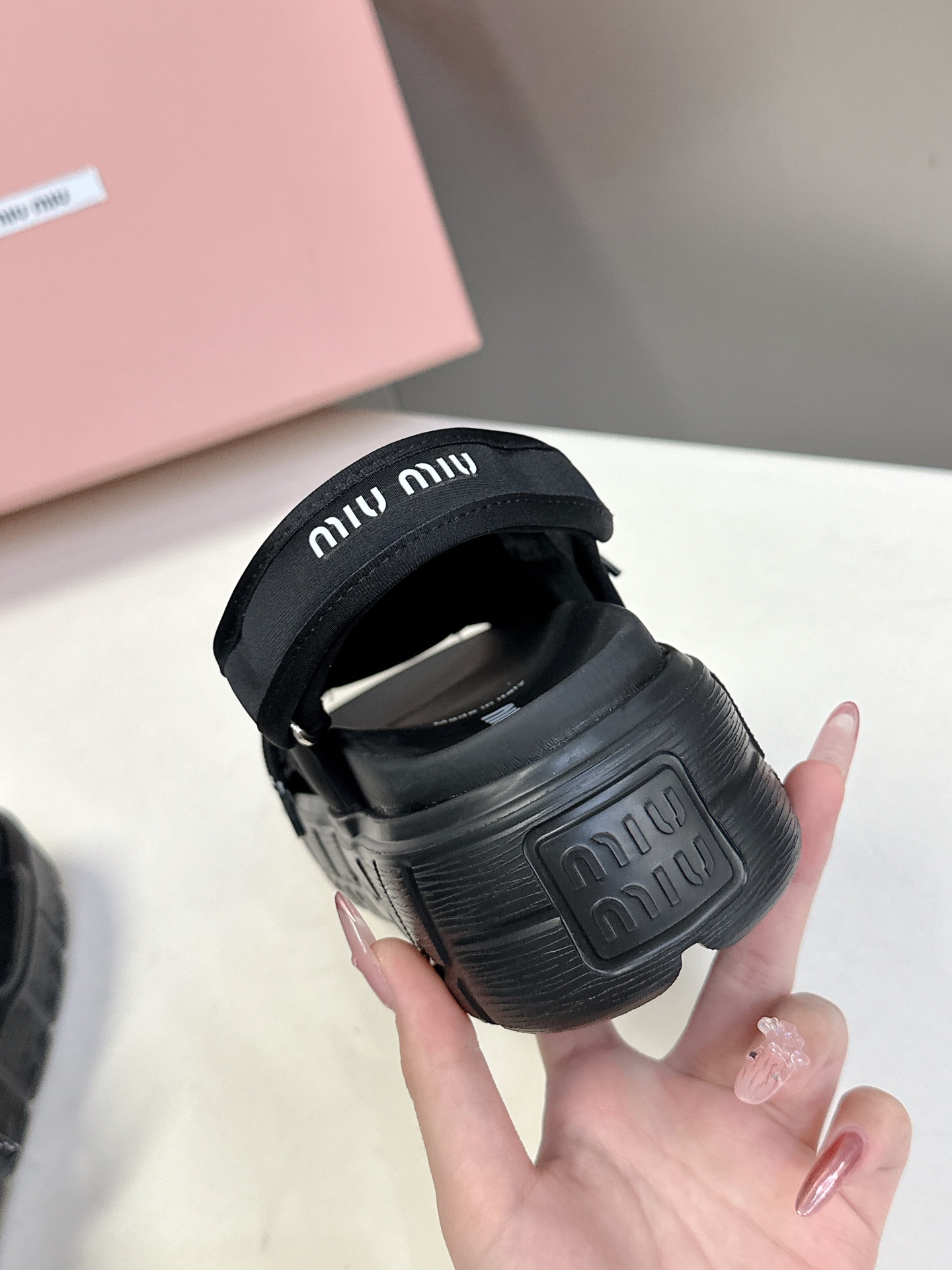  MiuMiu缪缪2025春夏厚底凉鞋
       超多网红时尚博主种草 夏季必备每年罗马系列非常🔥，
