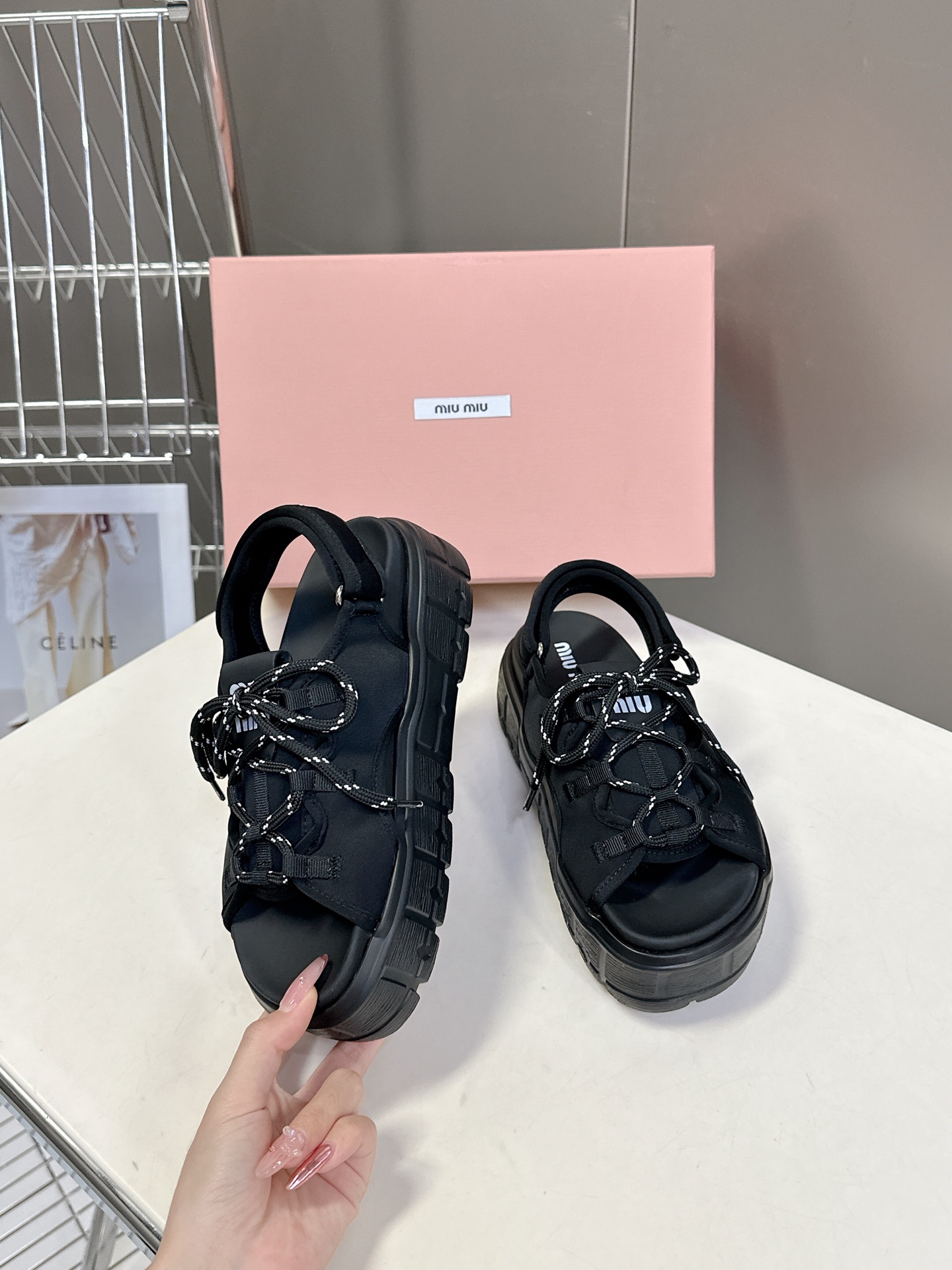  MiuMiu缪缪2025春夏厚底凉鞋
       超多网红时尚博主种草 夏季必备每年罗马系列非常🔥，