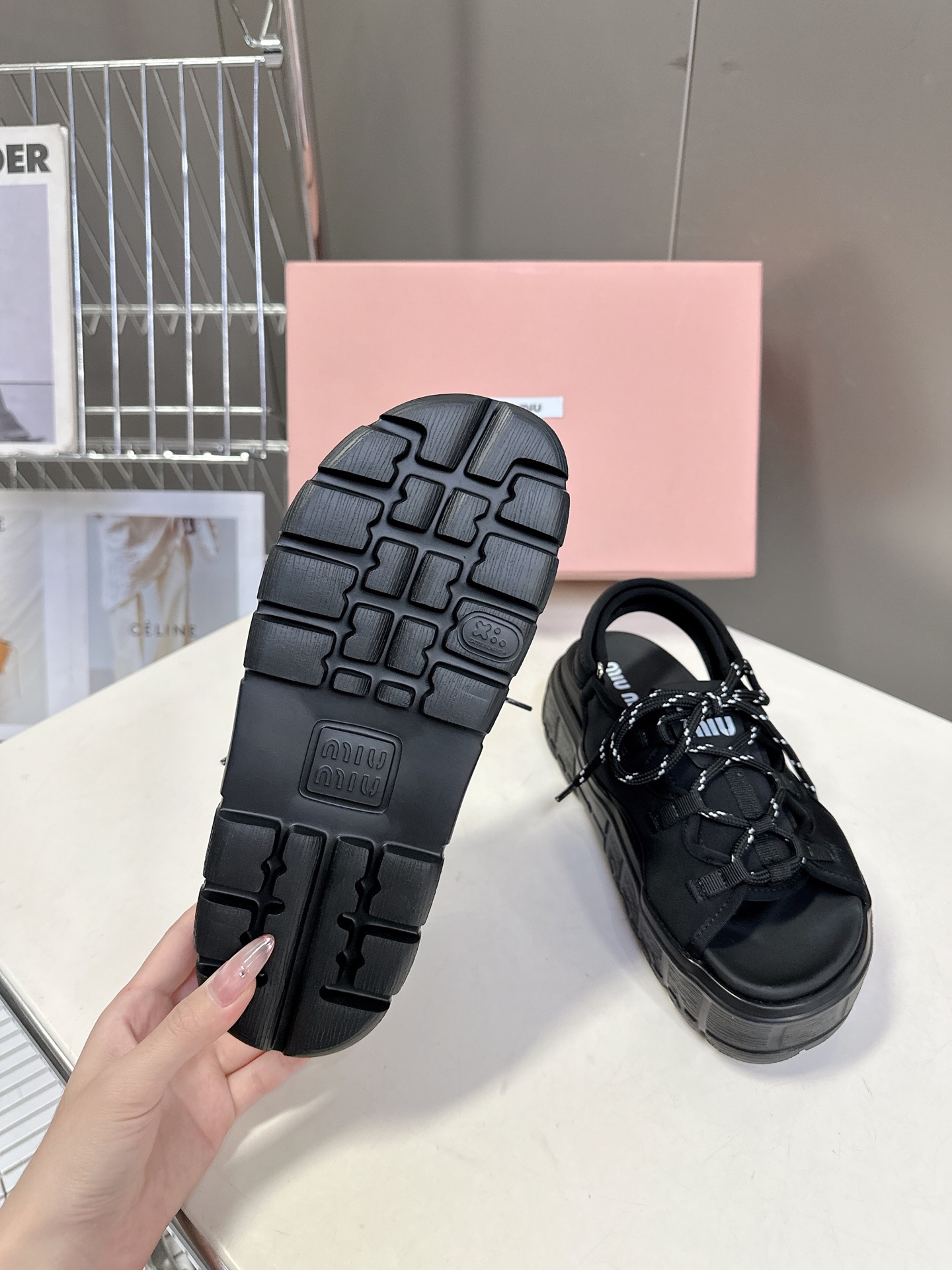  MiuMiu缪缪2025春夏厚底凉鞋
       超多网红时尚博主种草 夏季必备每年罗马系列非常🔥，