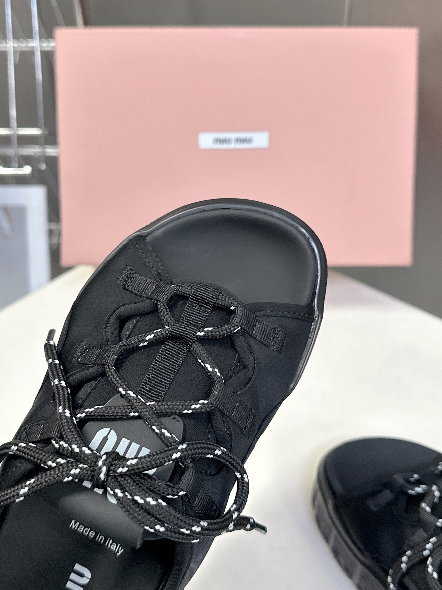  MiuMiu缪缪2025春夏厚底凉鞋
       超多网红时尚博主种草 夏季必备每年罗马系列非常🔥，