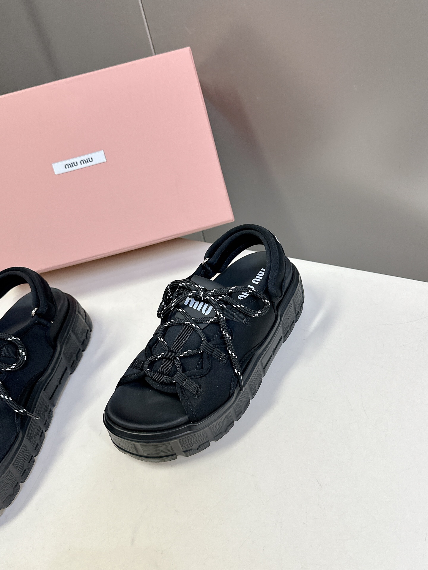  MiuMiu缪缪2025春夏厚底凉鞋
       超多网红时尚博主种草 夏季必备每年罗马系列非常🔥，