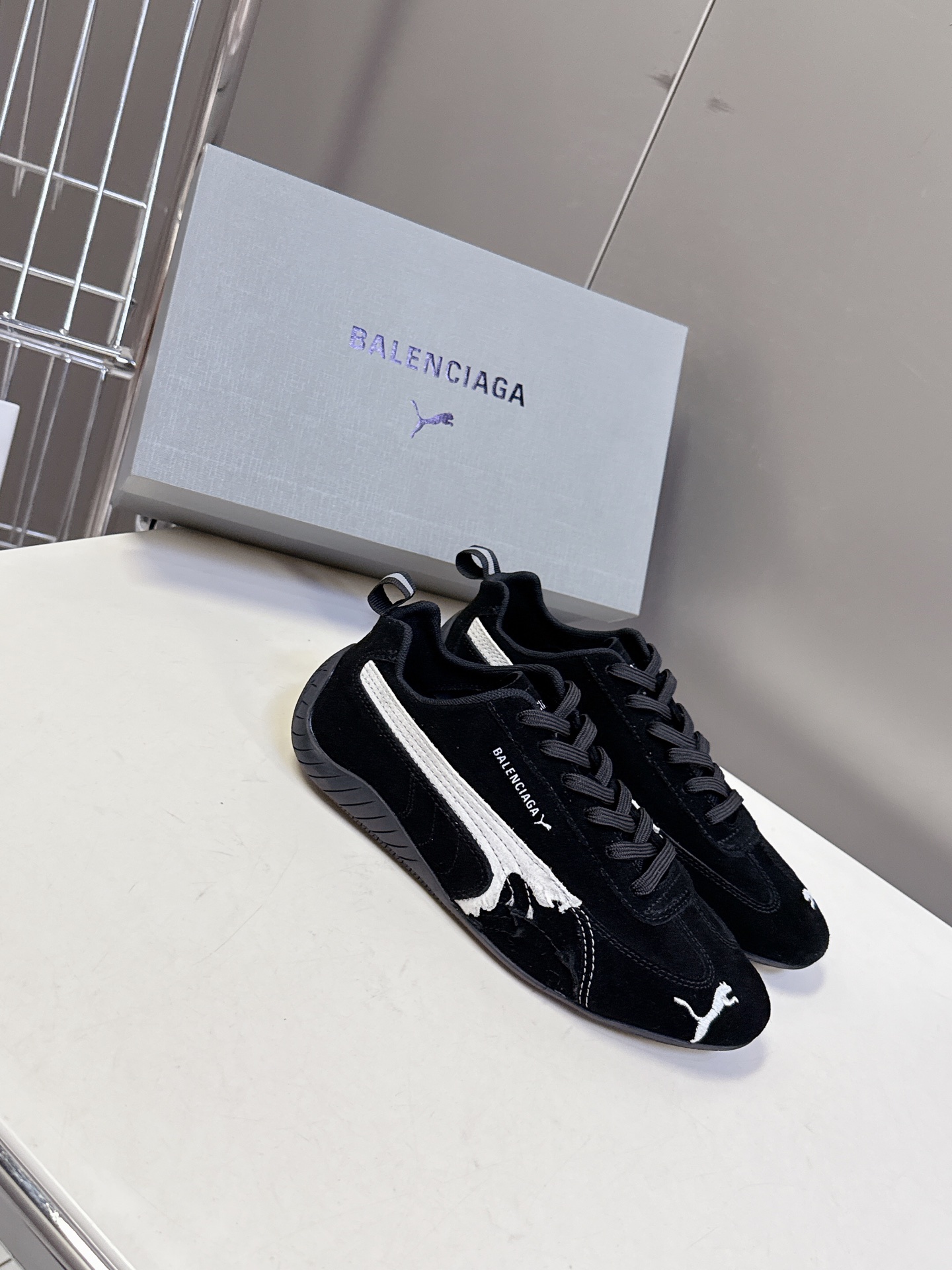  Balenciaga x Puma彪马最新联名款 德训鞋

巴黎家秀场出镜率最高的单品 好多明星时尚博