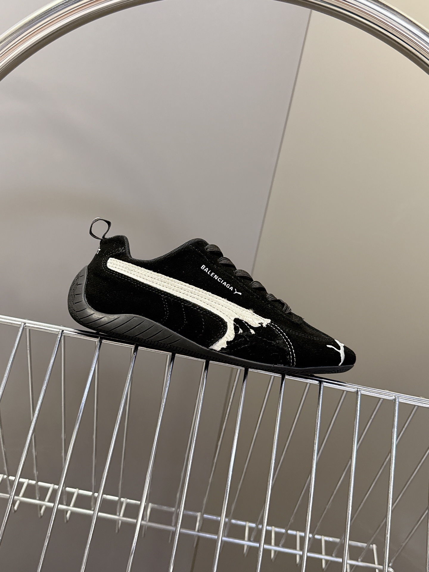  Balenciaga x Puma彪马最新联名款 德训鞋

巴黎家秀场出镜率最高的单品 好多明星时尚博