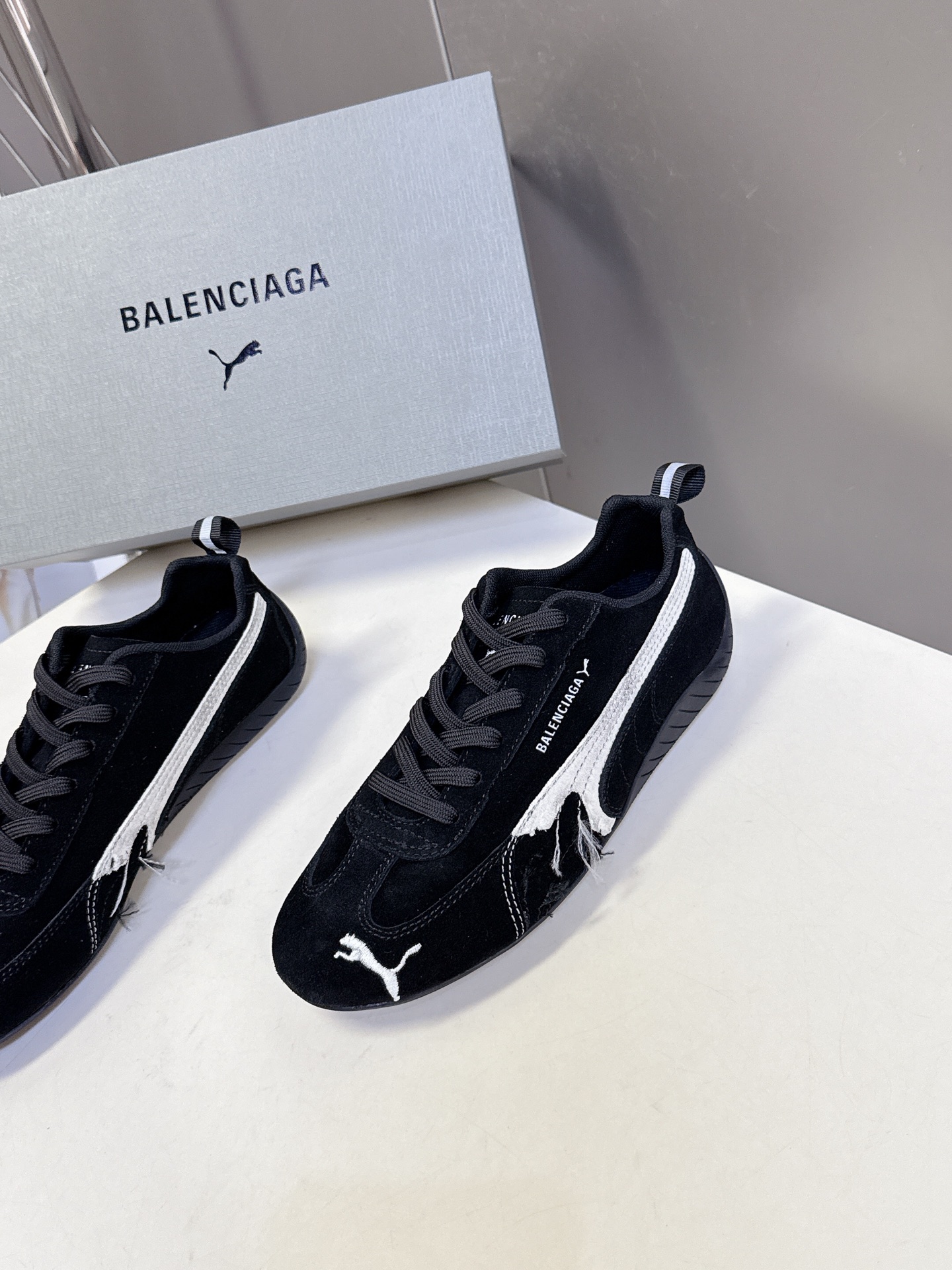  Balenciaga x Puma彪马最新联名款 德训鞋

巴黎家秀场出镜率最高的单品 好多明星时尚博