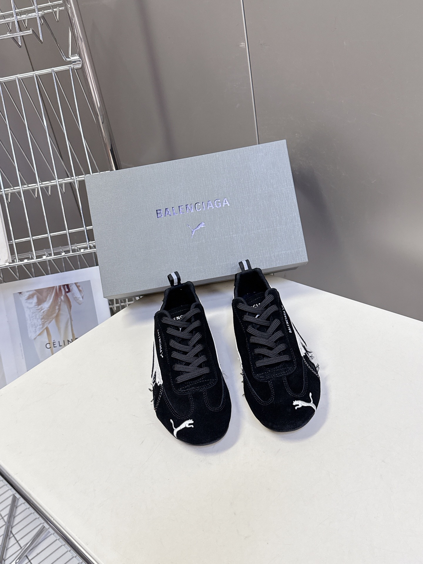  Balenciaga x Puma彪马最新联名款 德训鞋

巴黎家秀场出镜率最高的单品 好多明星时尚博