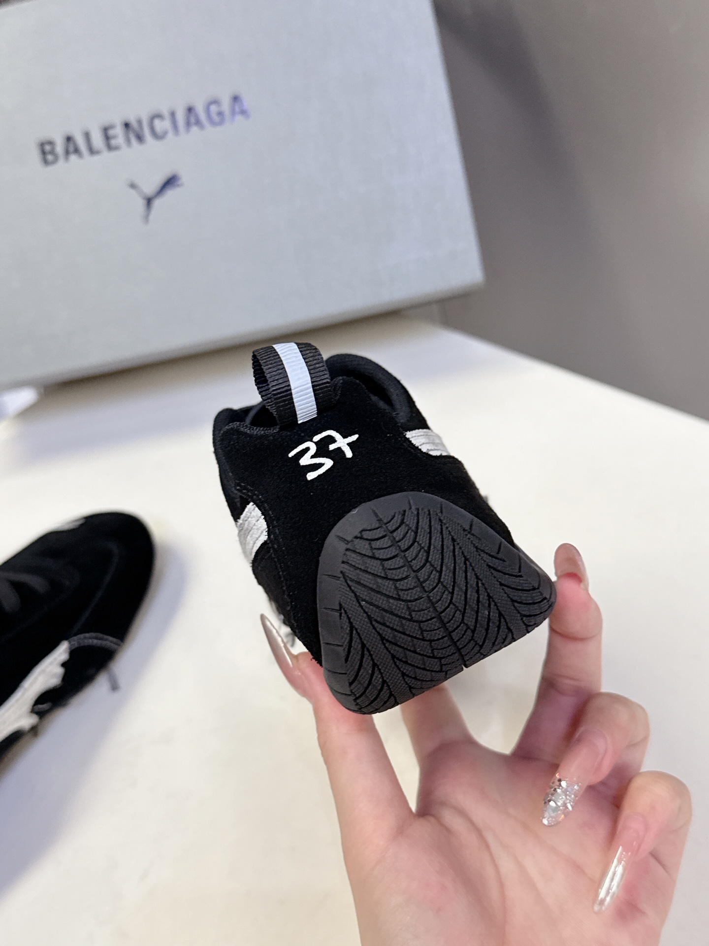  Balenciaga x Puma彪马最新联名款 德训鞋

巴黎家秀场出镜率最高的单品 好多明星时尚博