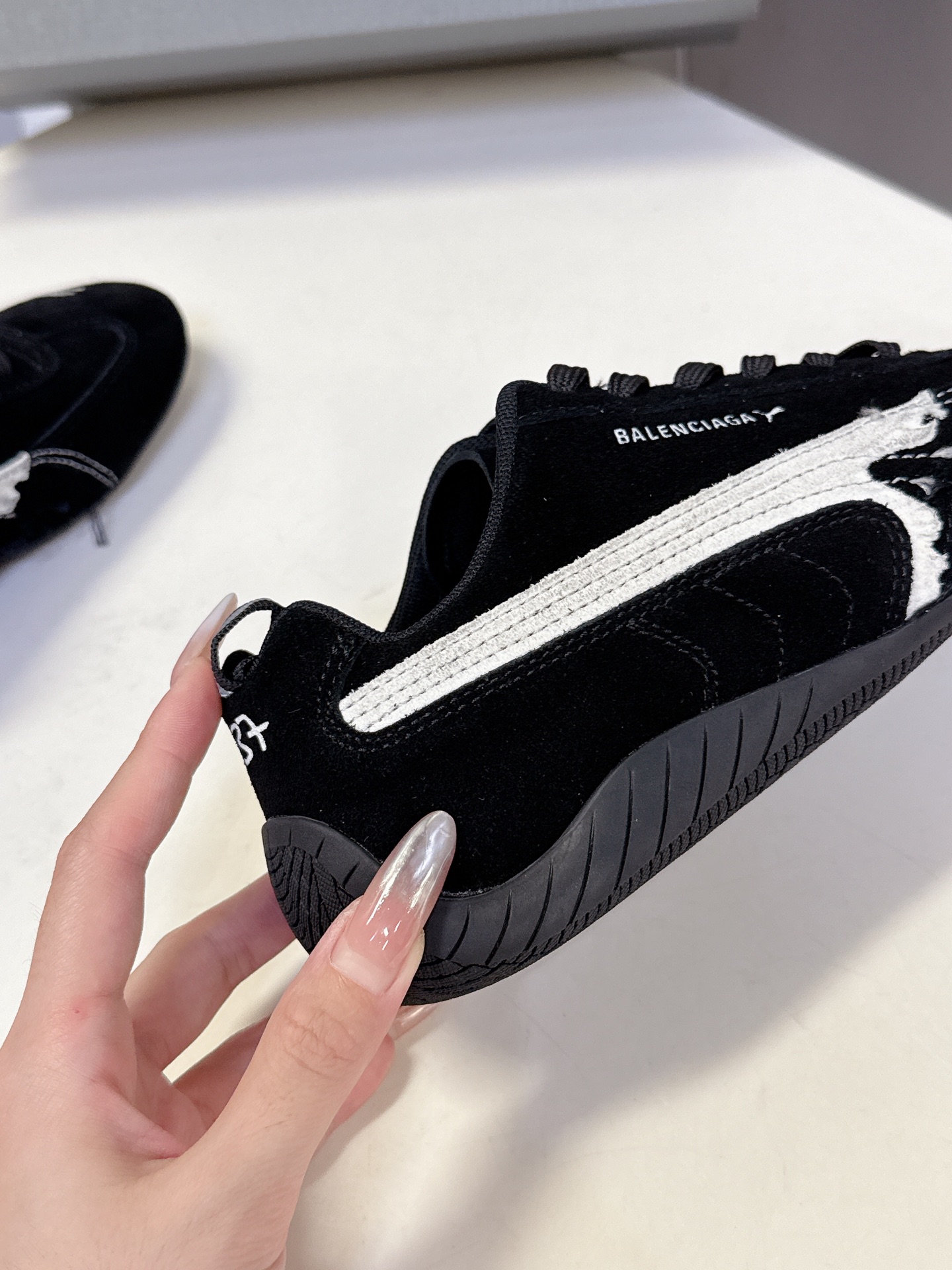  Balenciaga x Puma彪马最新联名款 德训鞋

巴黎家秀场出镜率最高的单品 好多明星时尚博