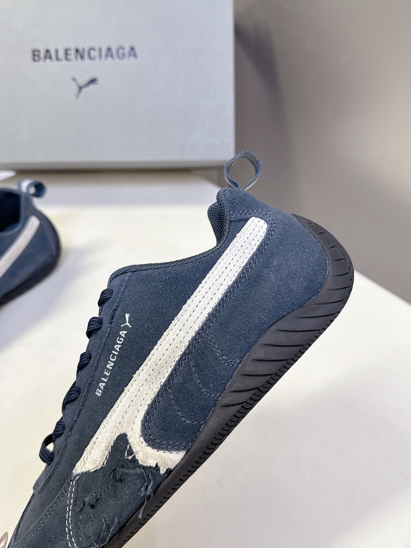  Balenciaga x Puma彪马最新联名款 德训鞋

巴黎家秀场出镜率最高的单品 好多明星时尚博
