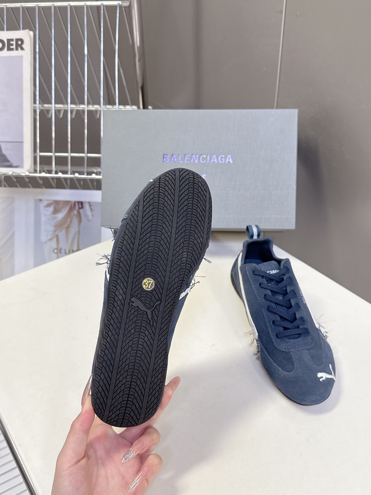  Balenciaga x Puma彪马最新联名款 德训鞋

巴黎家秀场出镜率最高的单品 好多明星时尚博