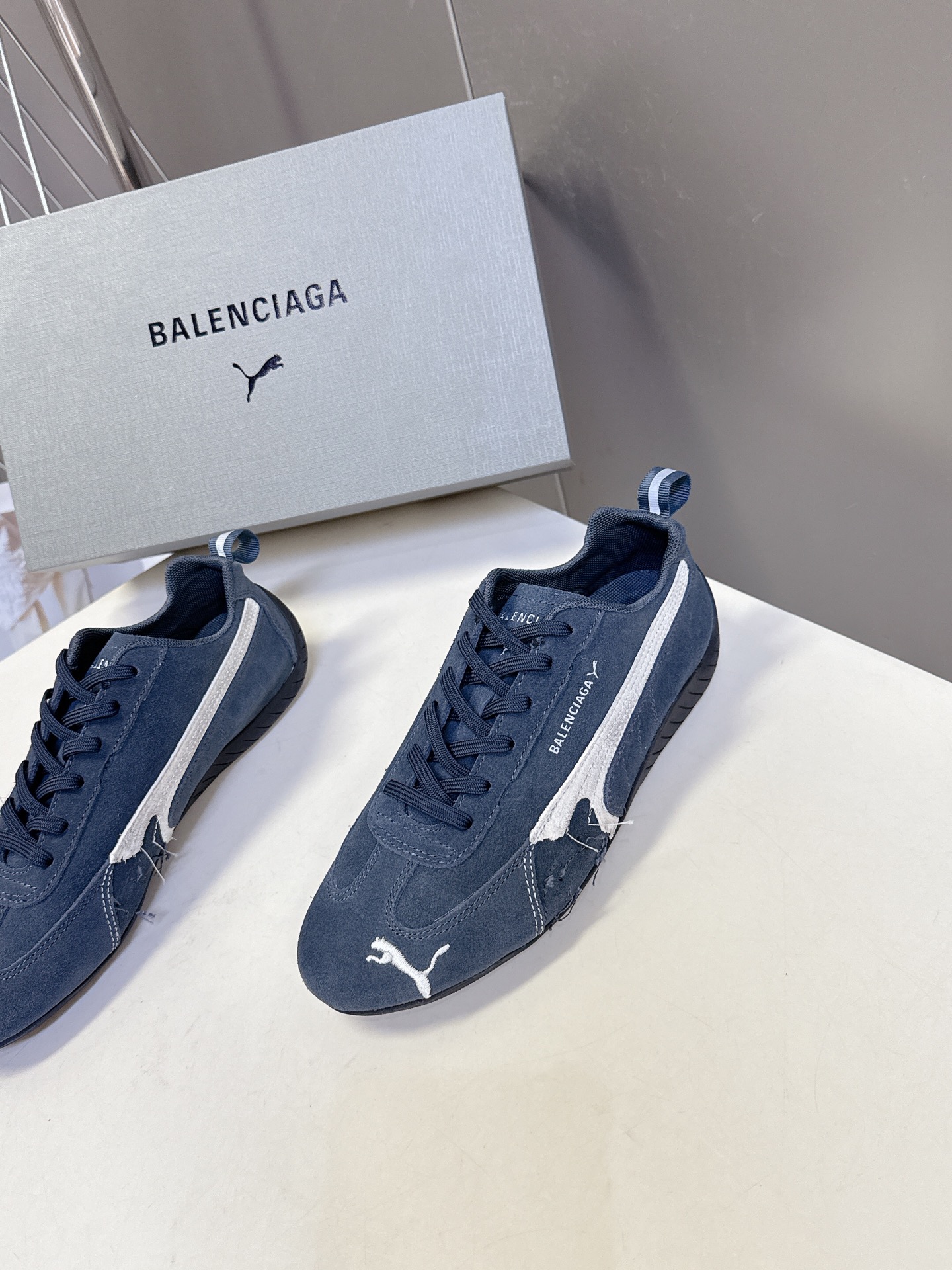  Balenciaga x Puma彪马最新联名款 德训鞋

巴黎家秀场出镜率最高的单品 好多明星时尚博