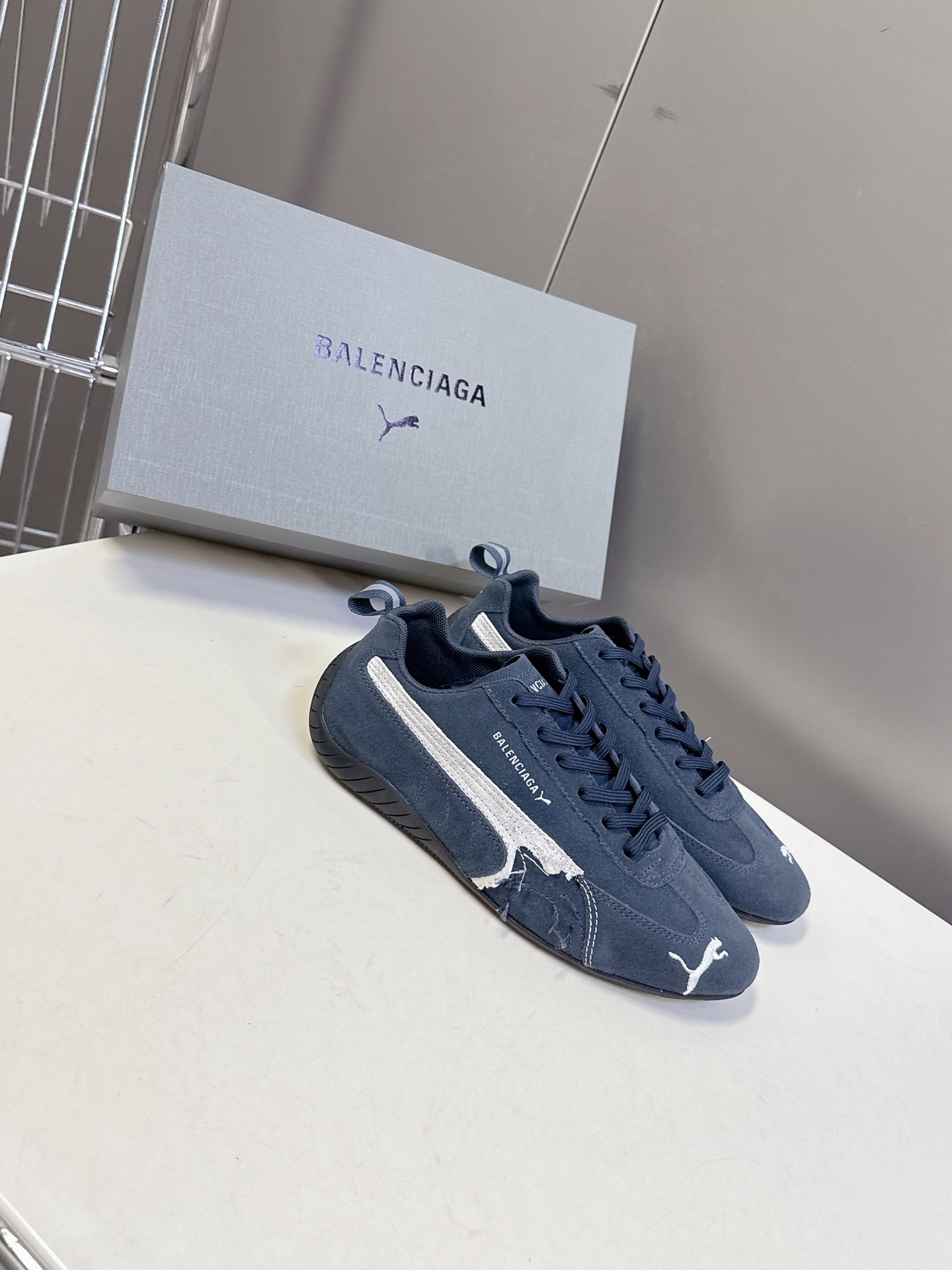  Balenciaga x Puma彪马最新联名款 德训鞋

巴黎家秀场出镜率最高的单品 好多明星时尚博