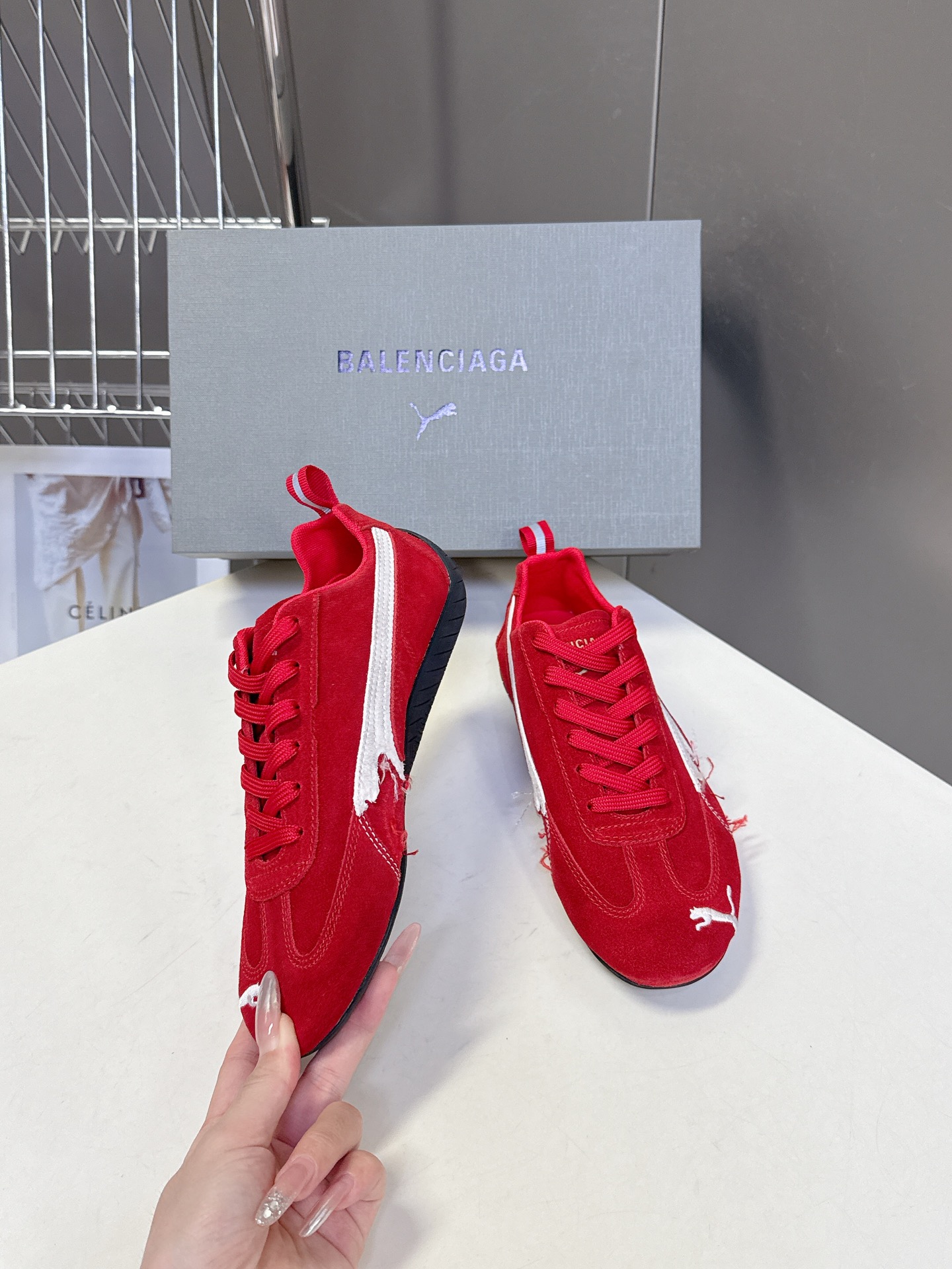  Balenciaga x Puma彪马最新联名款 德训鞋

巴黎家秀场出镜率最高的单品 好多明星时尚博