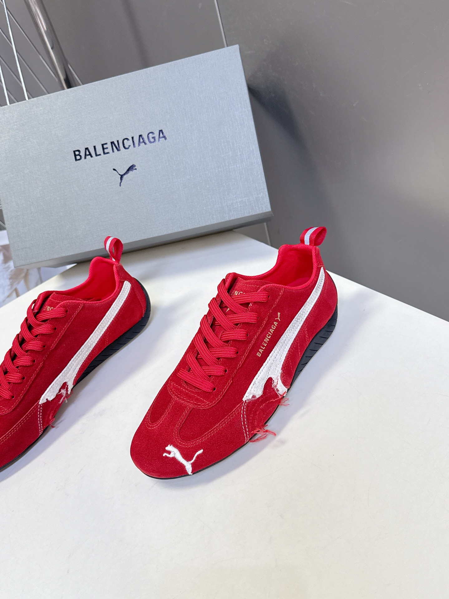 Balenciaga x Puma彪马最新联名款 德训鞋

巴黎家秀场出镜率最高的单品 好多明星时尚博
