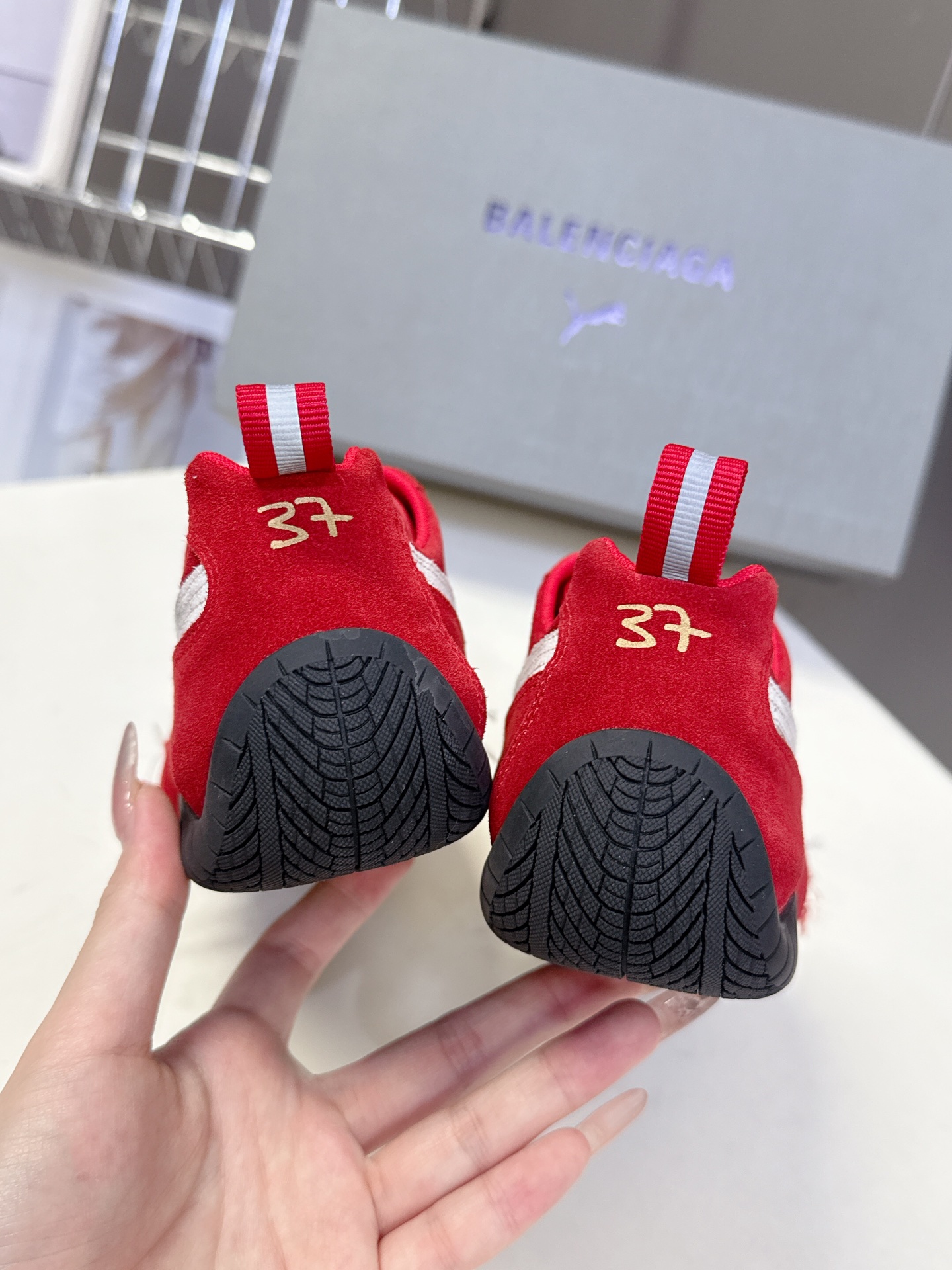  Balenciaga x Puma彪马最新联名款 德训鞋

巴黎家秀场出镜率最高的单品 好多明星时尚博