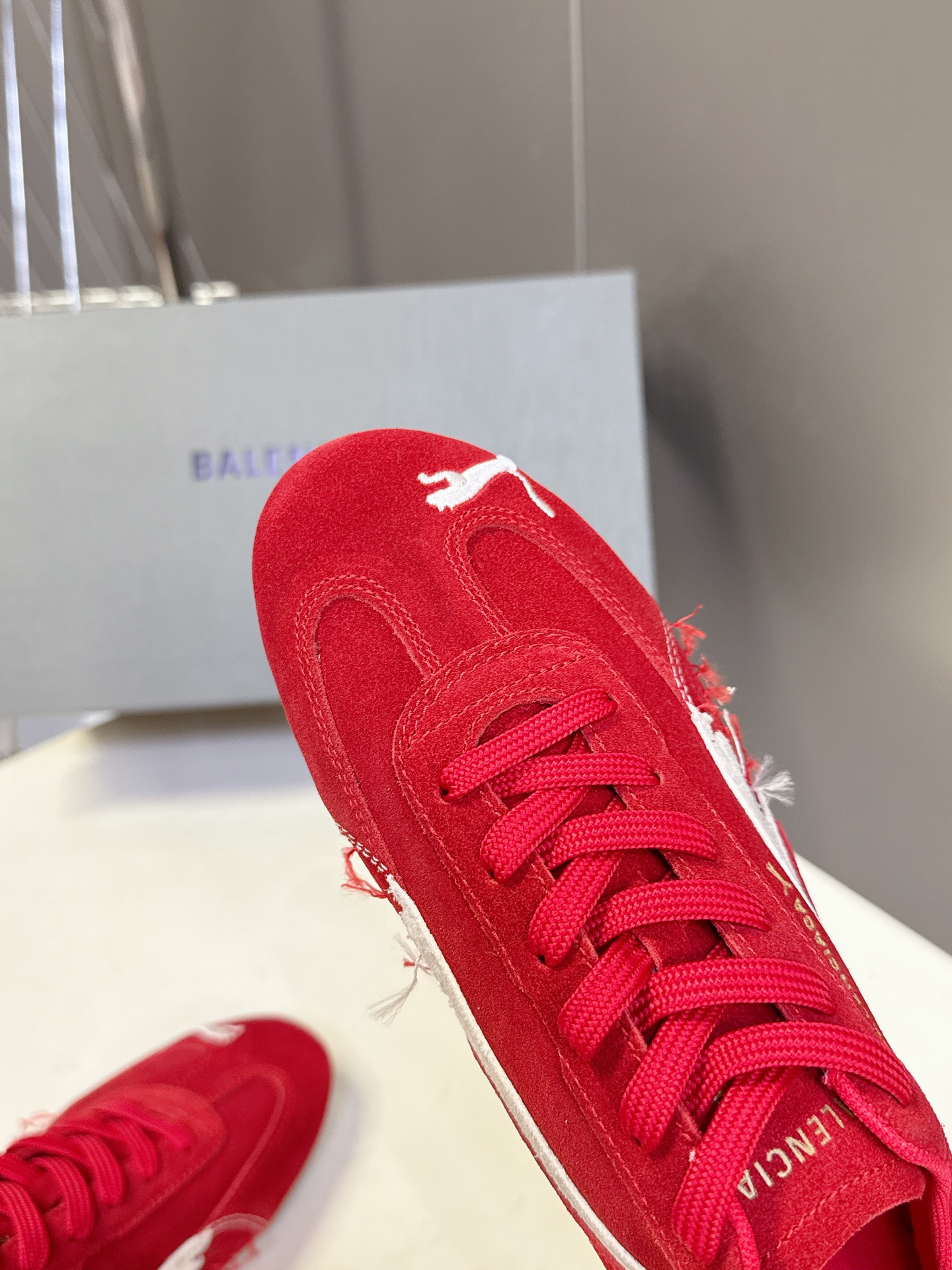  Balenciaga x Puma彪马最新联名款 德训鞋

巴黎家秀场出镜率最高的单品 好多明星时尚博