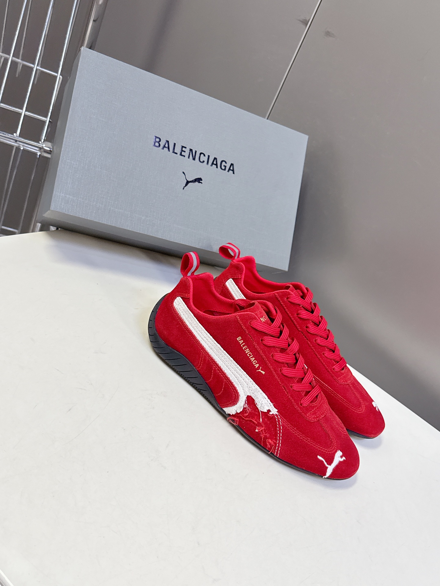  Balenciaga x Puma彪马最新联名款 德训鞋

巴黎家秀场出镜率最高的单品 好多明星时尚博