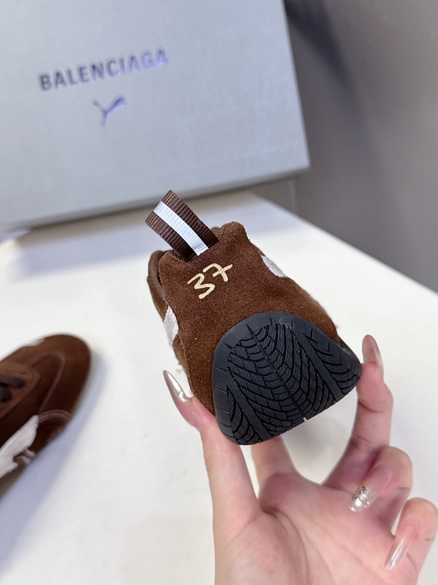  Balenciaga x Puma彪马最新联名款 德训鞋

巴黎家秀场出镜率最高的单品 好多明星时尚博