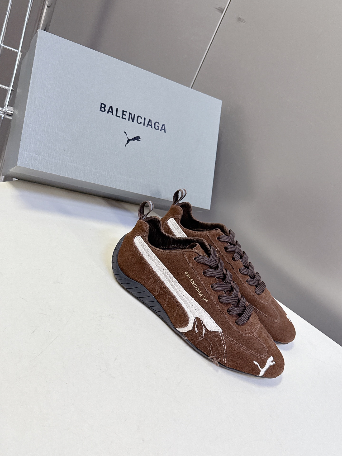  Balenciaga x Puma彪马最新联名款 德训鞋

巴黎家秀场出镜率最高的单品 好多明星时尚博
