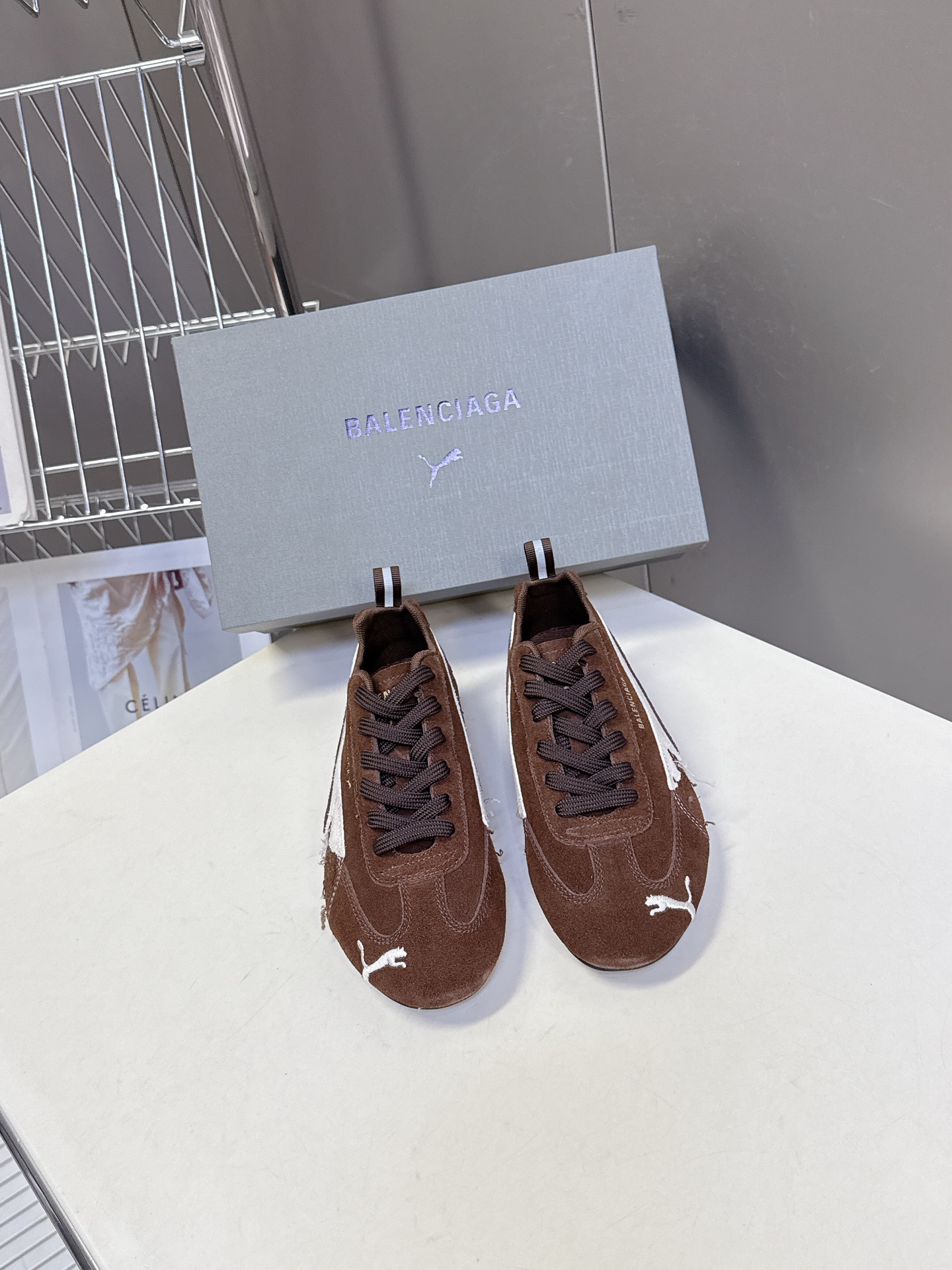 Balenciaga x Puma彪马最新联名款 德训鞋

巴黎家秀场出镜率最高的单品 好多明星时尚博