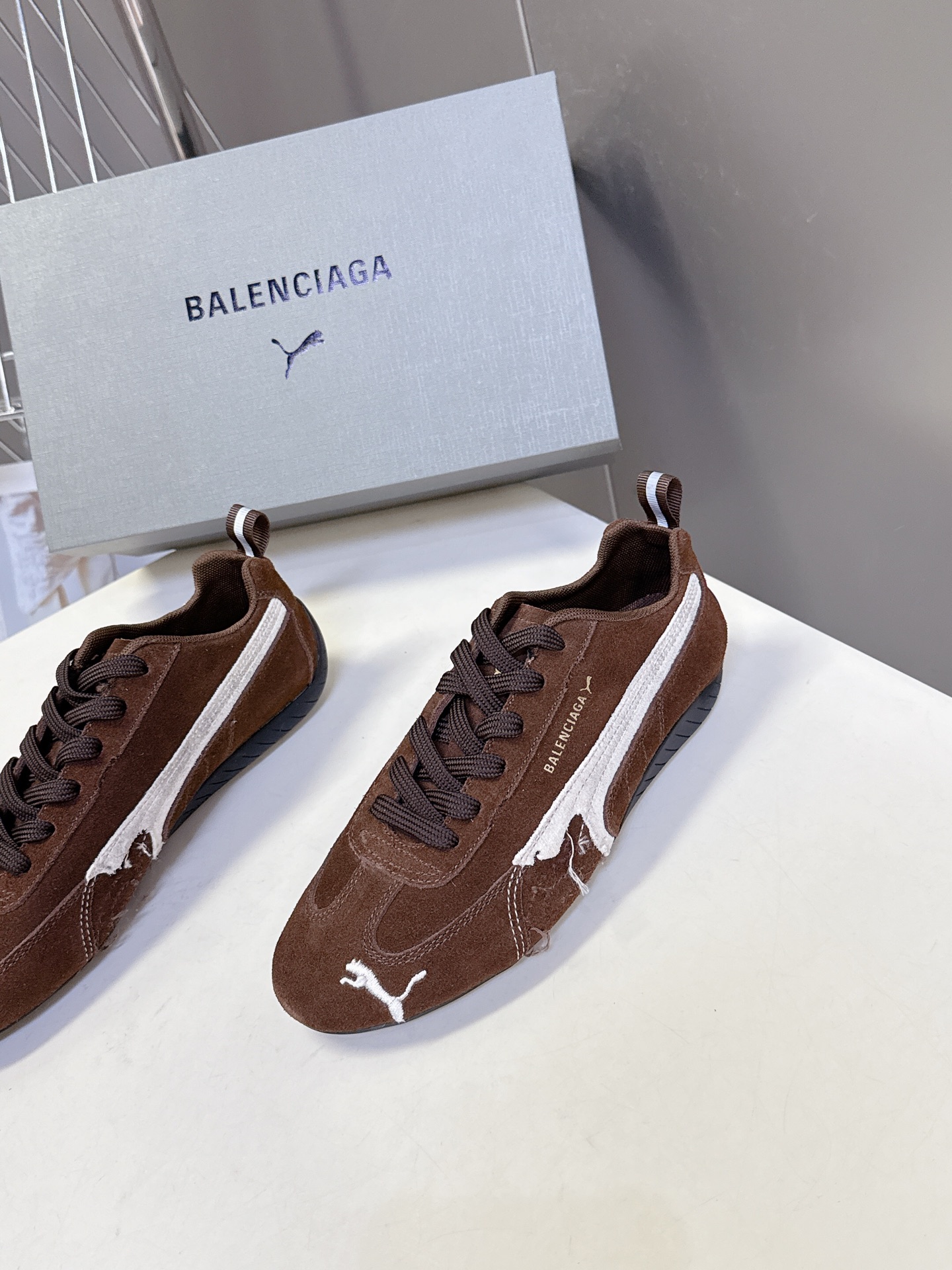  Balenciaga x Puma彪马最新联名款 德训鞋

巴黎家秀场出镜率最高的单品 好多明星时尚博