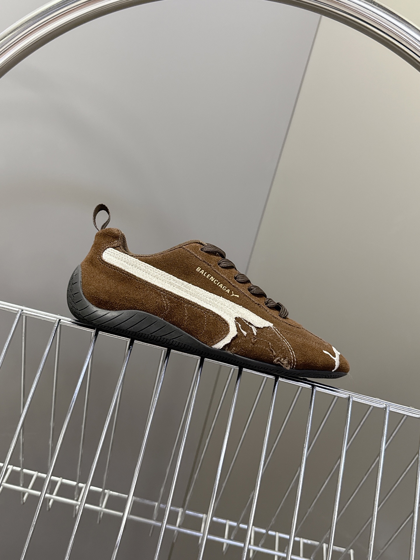  Balenciaga x Puma彪马最新联名款 德训鞋

巴黎家秀场出镜率最高的单品 好多明星时尚博