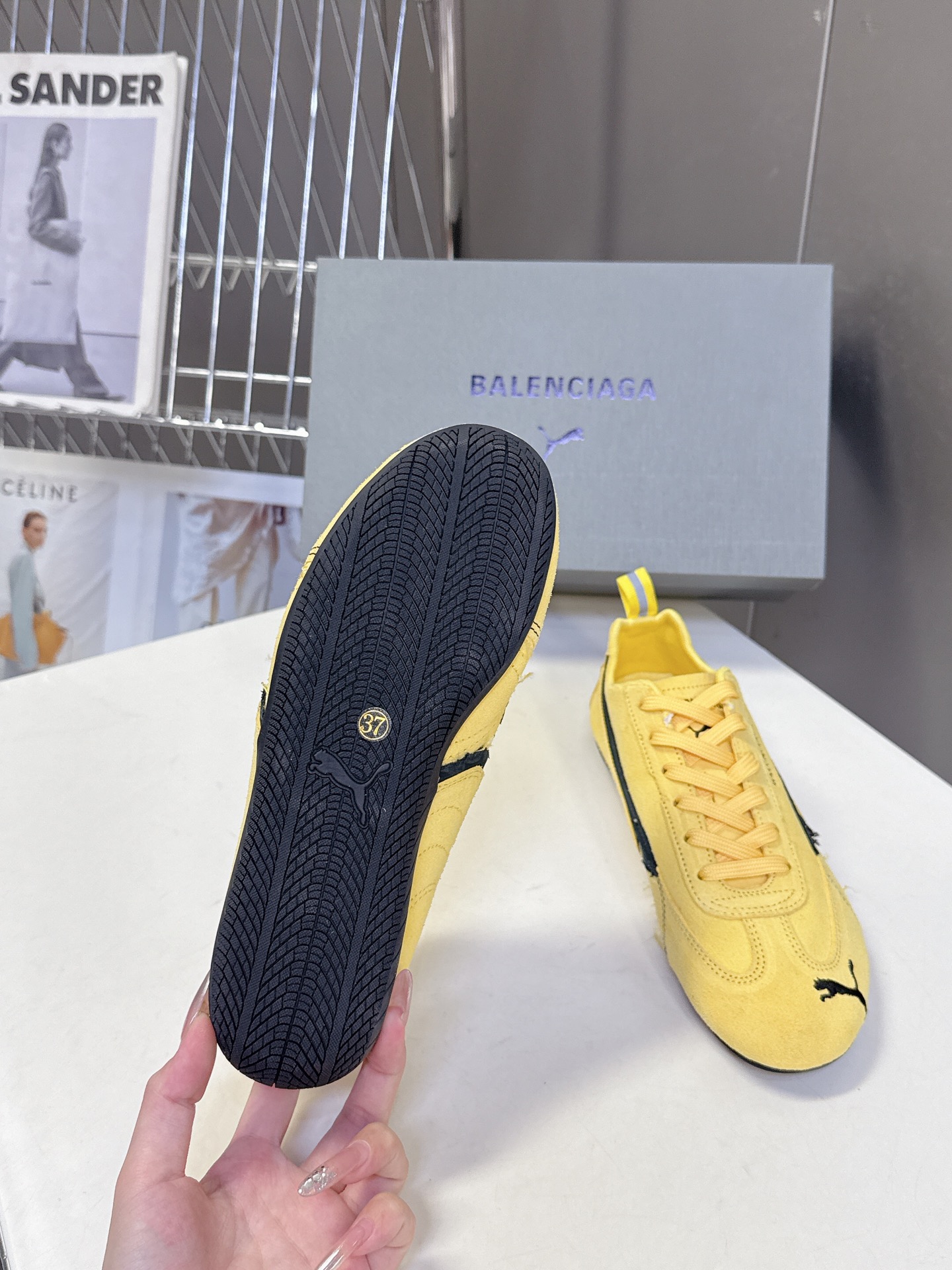  Balenciaga x Puma彪马最新联名款 德训鞋

巴黎家秀场出镜率最高的单品 好多明星时尚博