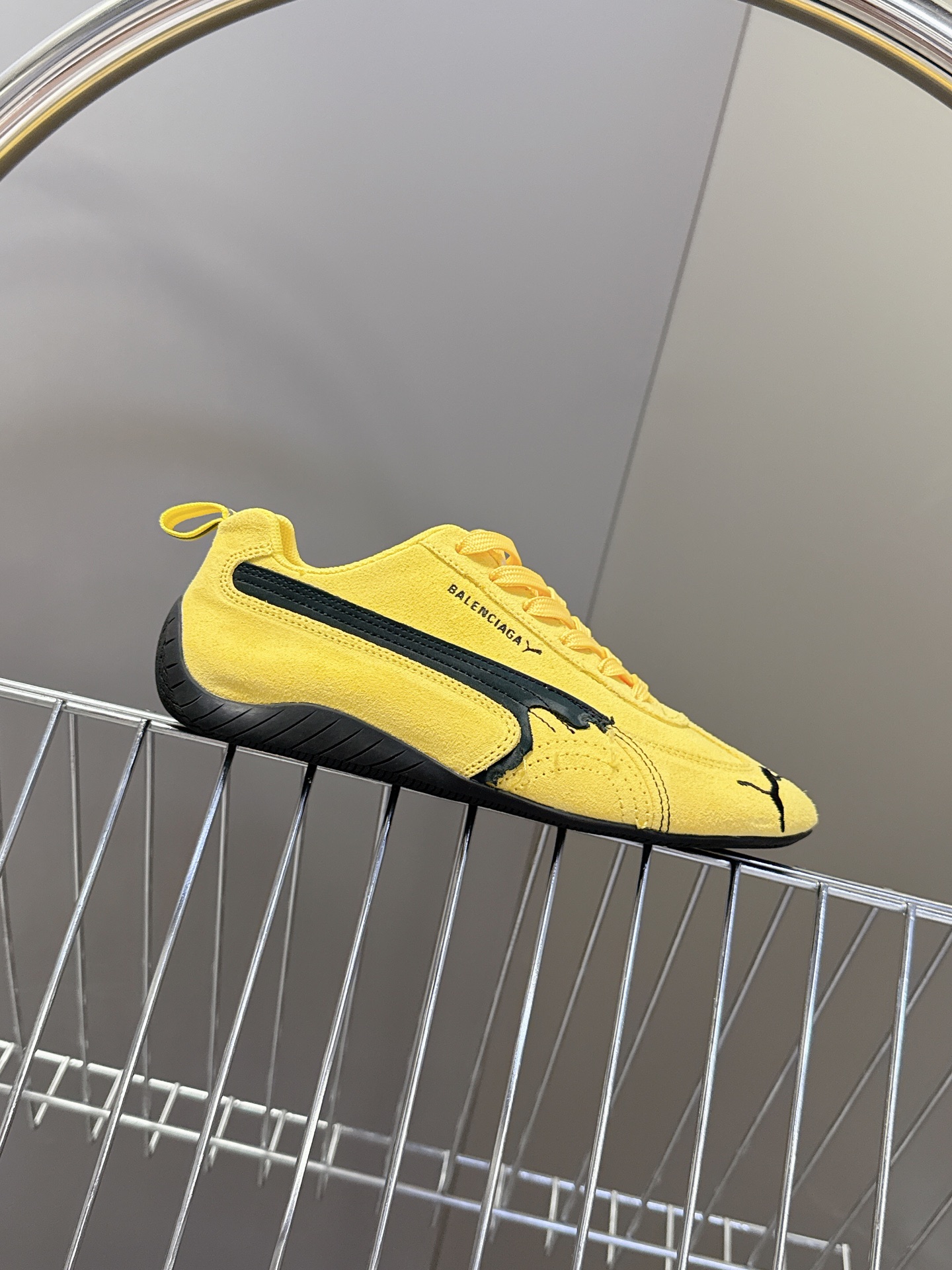  Balenciaga x Puma彪马最新联名款 德训鞋

巴黎家秀场出镜率最高的单品 好多明星时尚博
