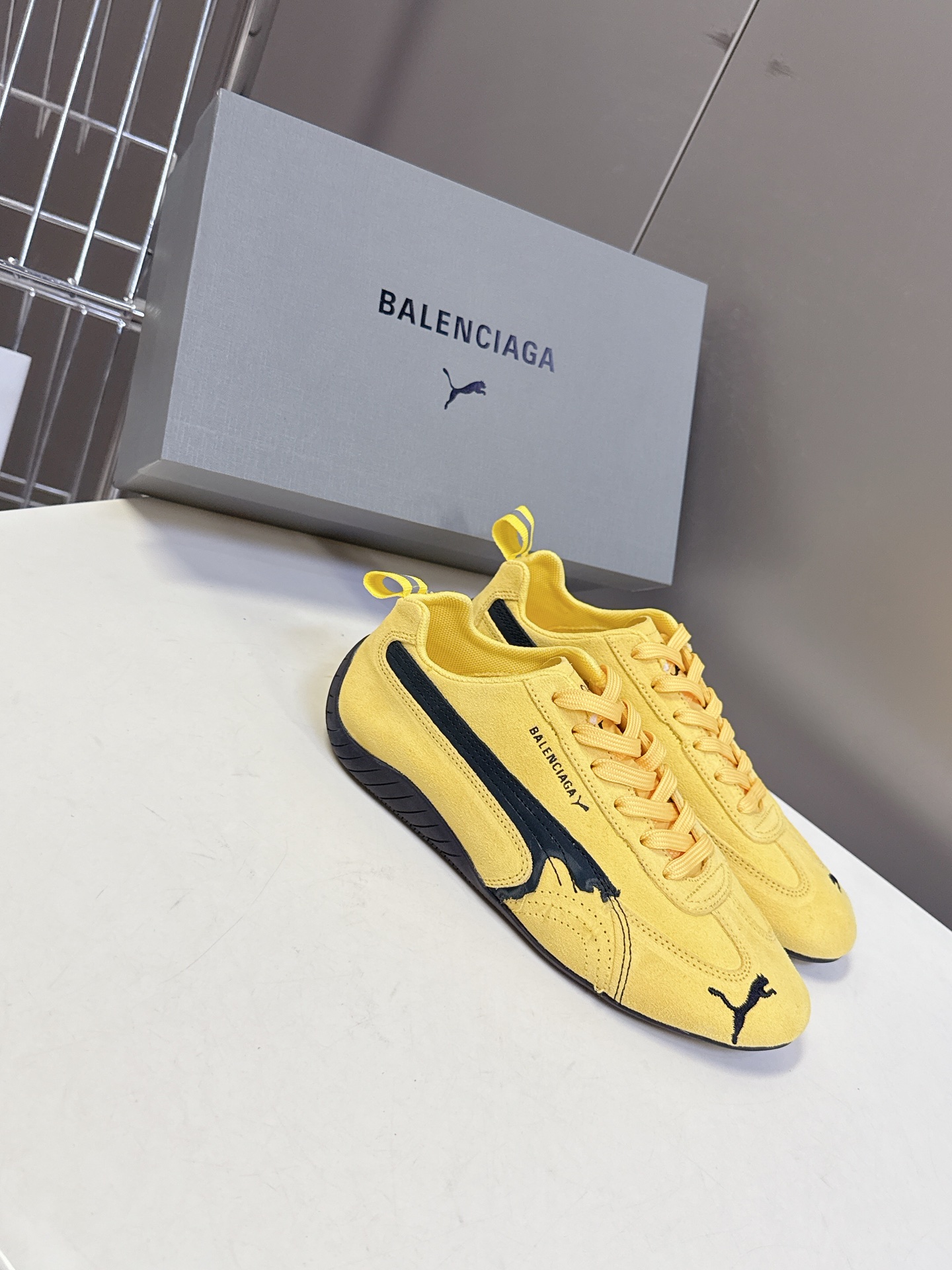  Balenciaga x Puma彪马最新联名款 德训鞋

巴黎家秀场出镜率最高的单品 好多明星时尚博