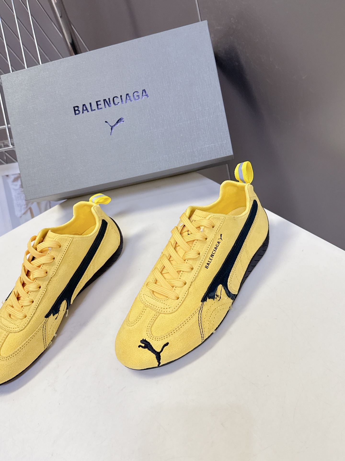  Balenciaga x Puma彪马最新联名款 德训鞋

巴黎家秀场出镜率最高的单品 好多明星时尚博