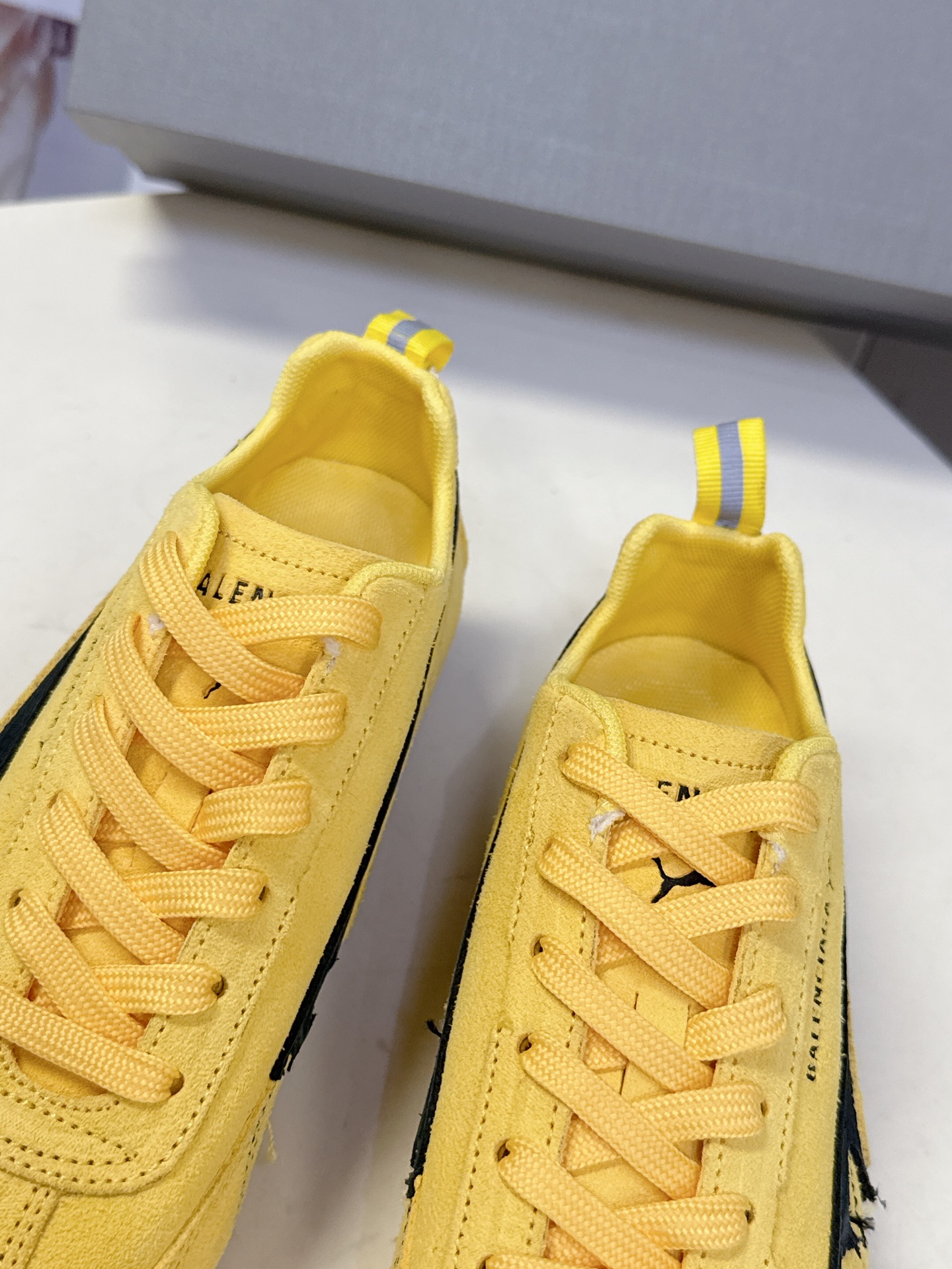 Balenciaga x Puma彪马最新联名款 德训鞋

巴黎家秀场出镜率最高的单品 好多明星时尚博
